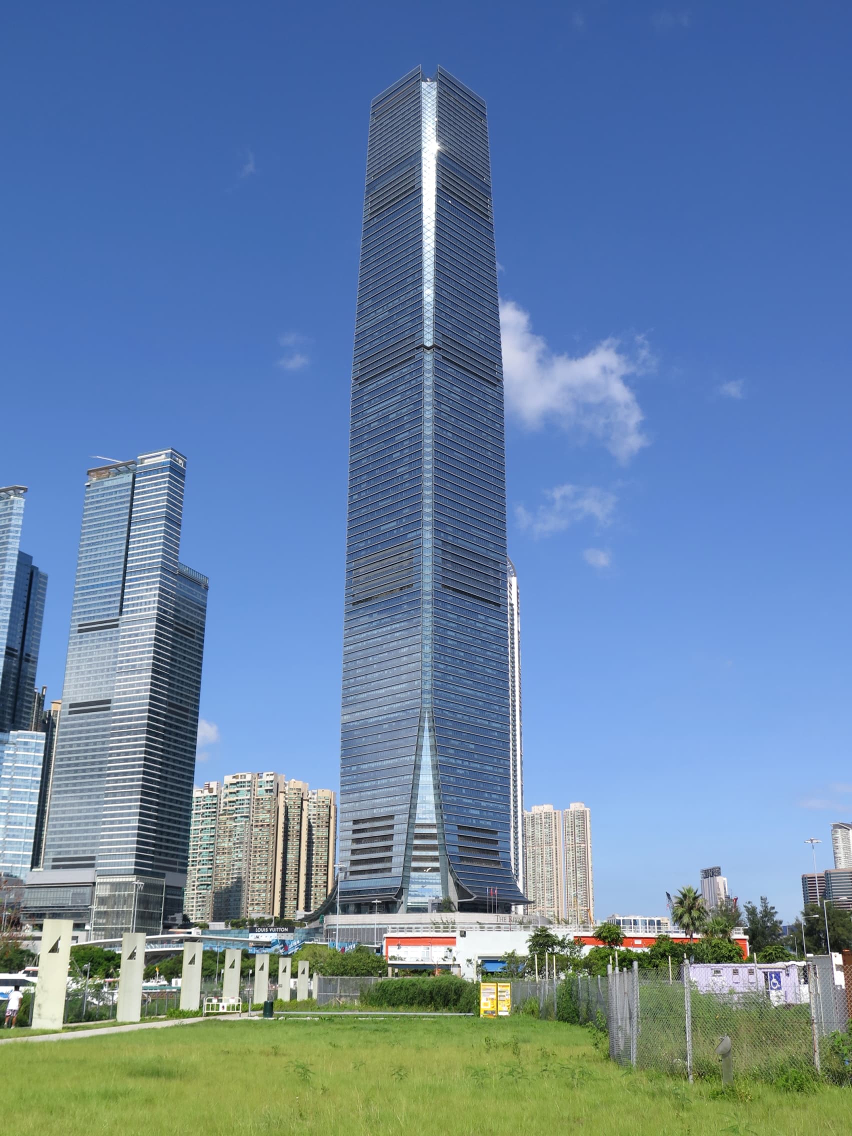 香港麗思卡爾頓酒店 The Ritz-Carlton, Hong Kong (via Wikimedia Commons, CC BY 3.0)