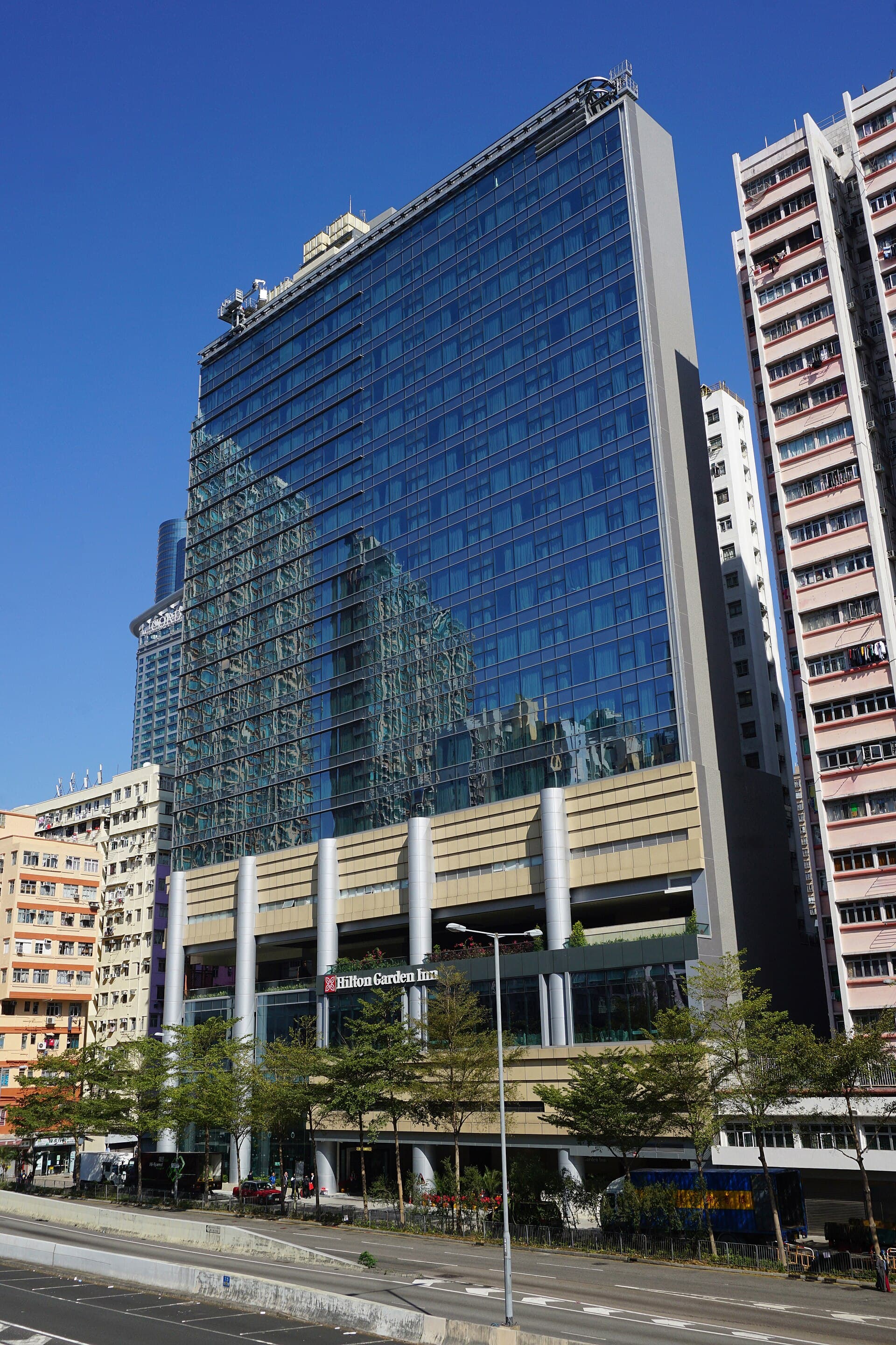 香港旺角希爾頓花園酒店 Hilton Garden Inn Hong Kong Mongkok (via Wikimedia Commons, CC BY-SA 4.0)