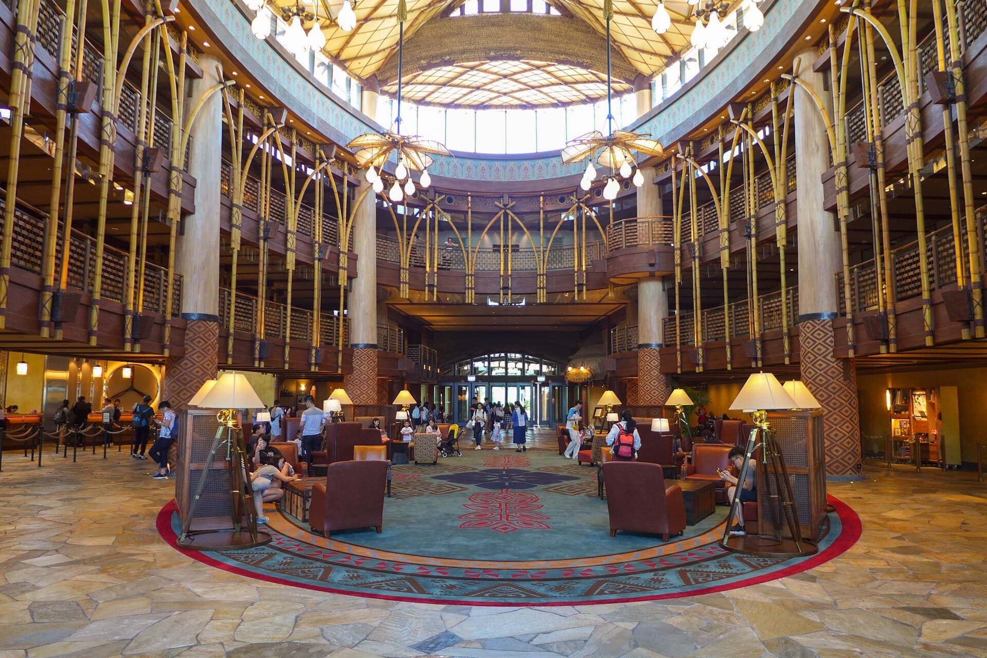 迪士尼探索家度假酒店 Disney Explorers Lodge (via Wikimedia Commons, CC BY-SA 4.0)