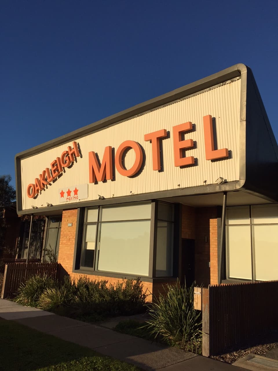 Oakleigh Motel (via Wikimedia Commons, Public domain)