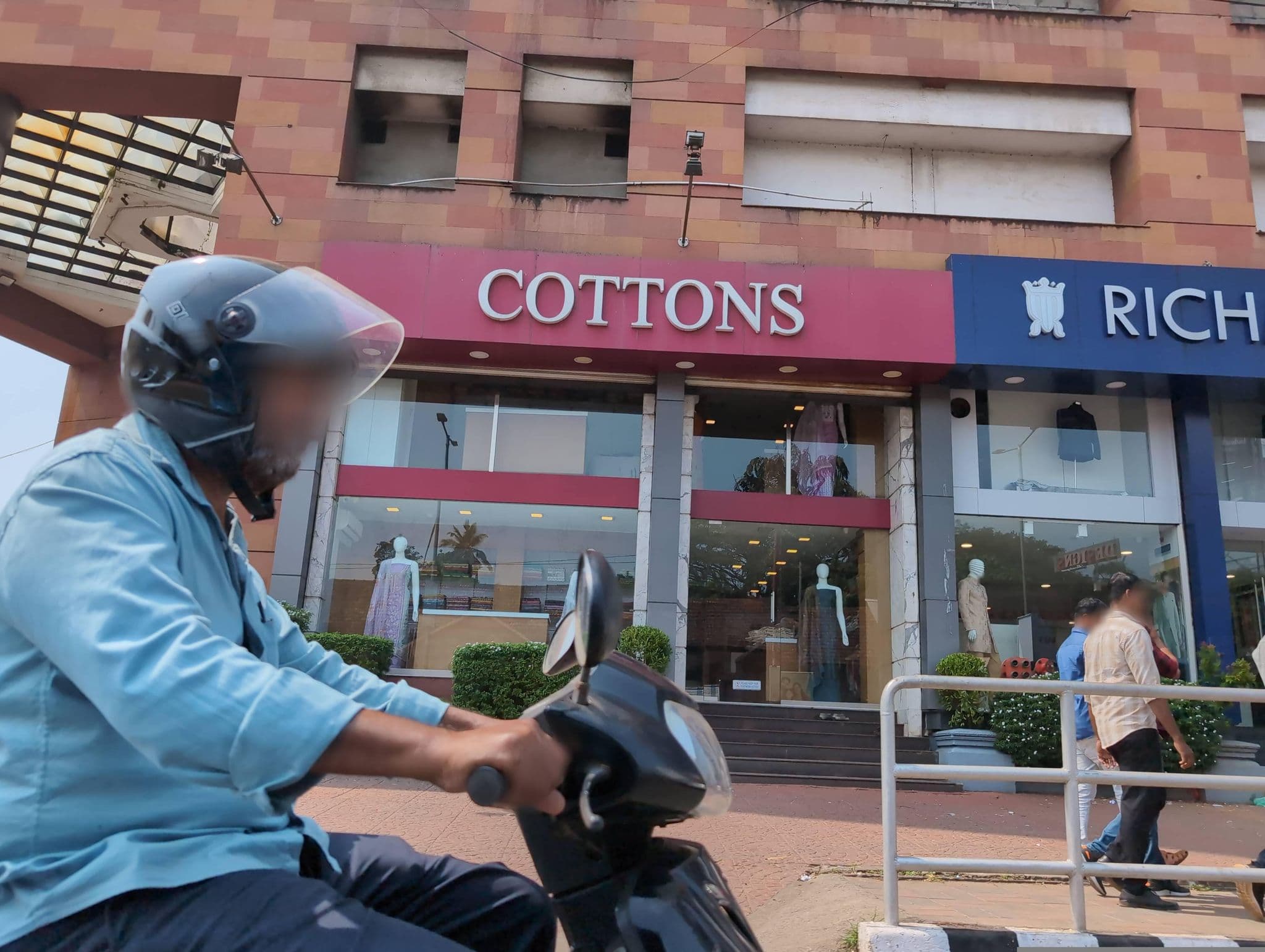 Street view near Sikshak Sadan, Kozhikode — © TimPurves (CC BY-SA · Mapillary)