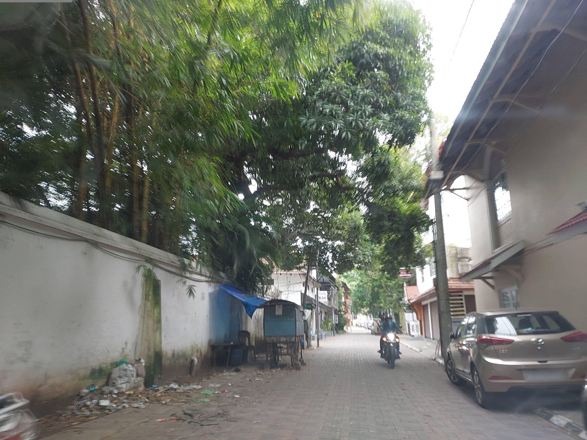 Street view near Fort Castle Hotel, Vypīn