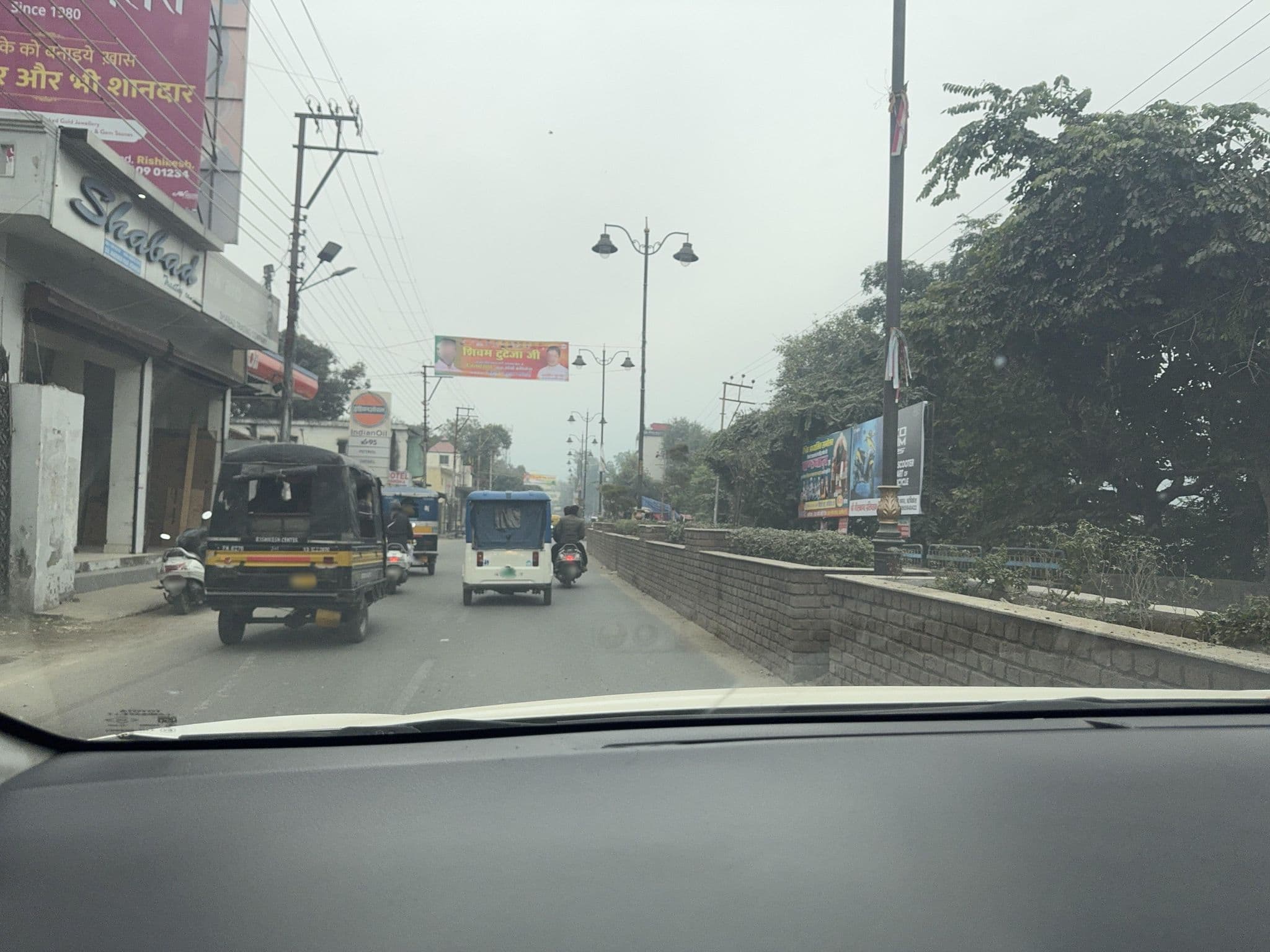 Street view near Hotel Ellbee Ganga View, Rishīkesh