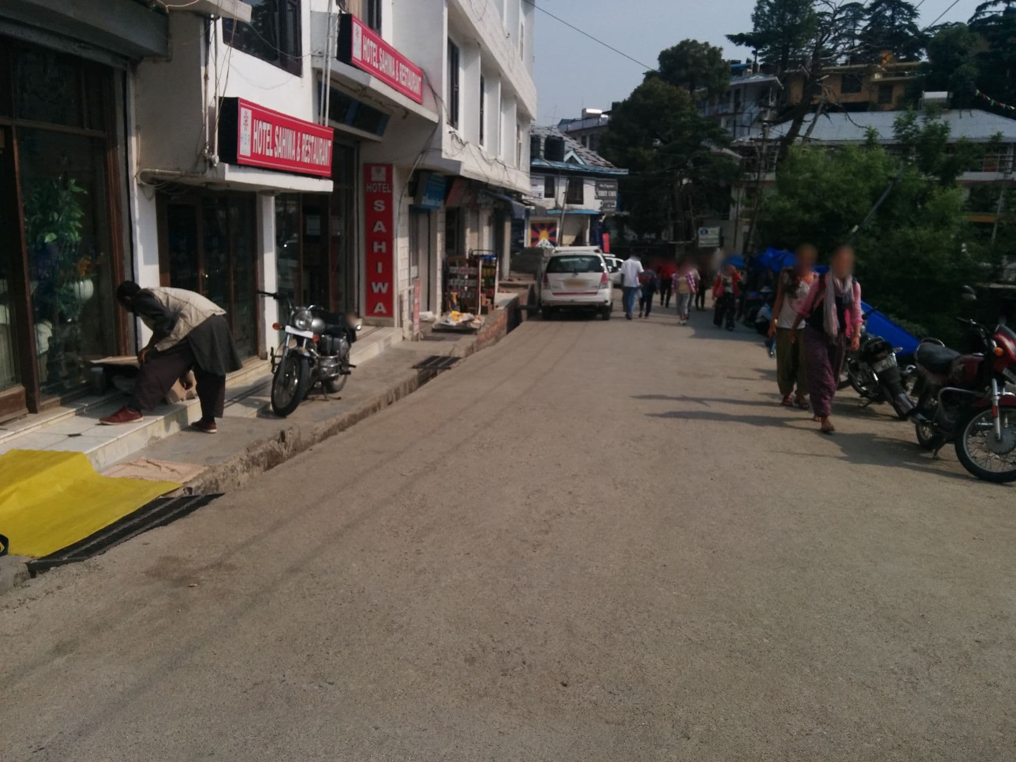 Street view near Sahiwa, Dharamsala