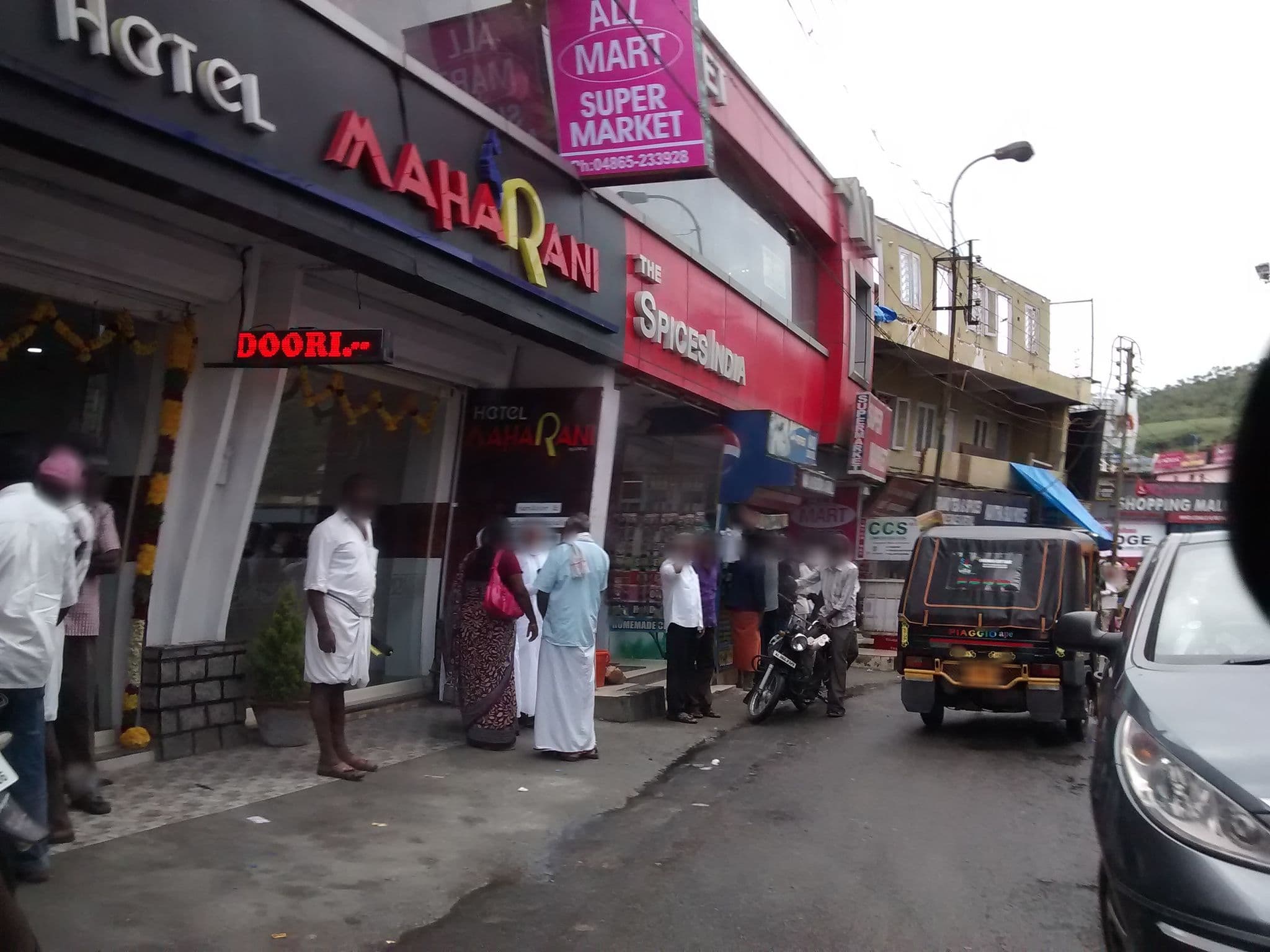 Street view near Hotel Almaaeda, Munnar