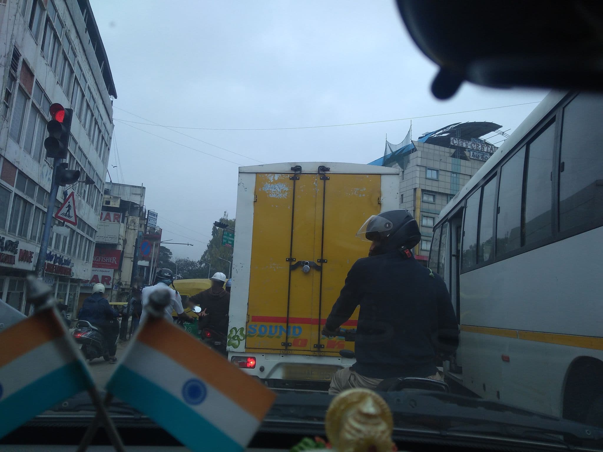 Street view near Sri Krishna Lodge, Bengaluru