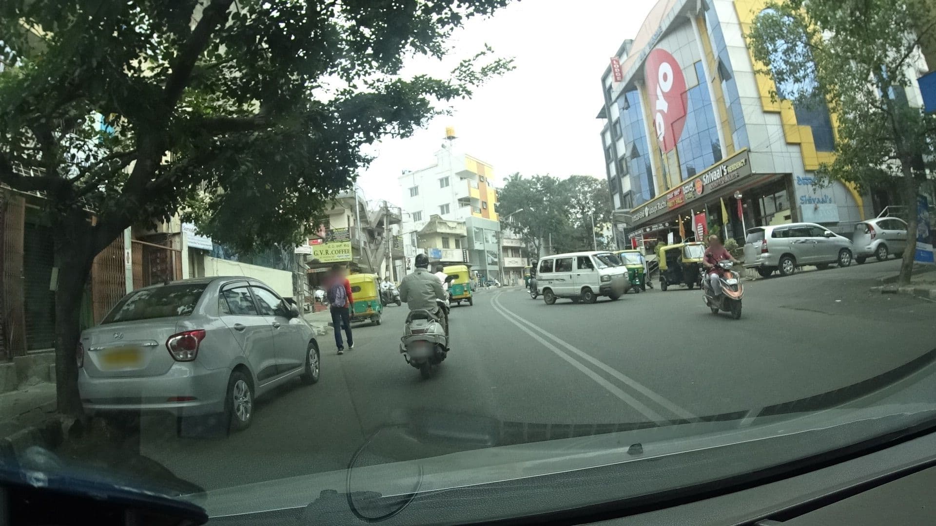 Street view near Shivas, Bengaluru