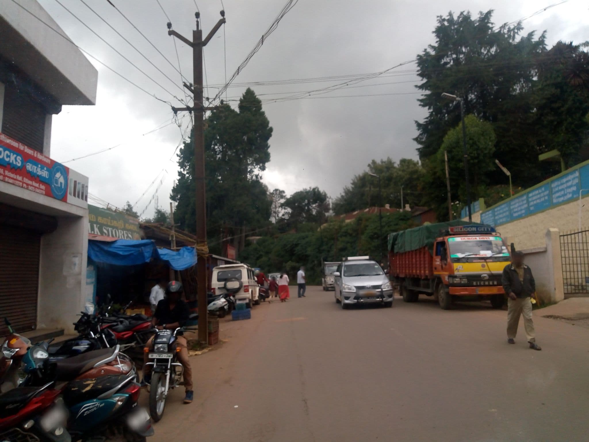 Street view near Hotel Nilgiri Natraj, Ooty — © venkanna37 (CC BY-SA · Mapillary)