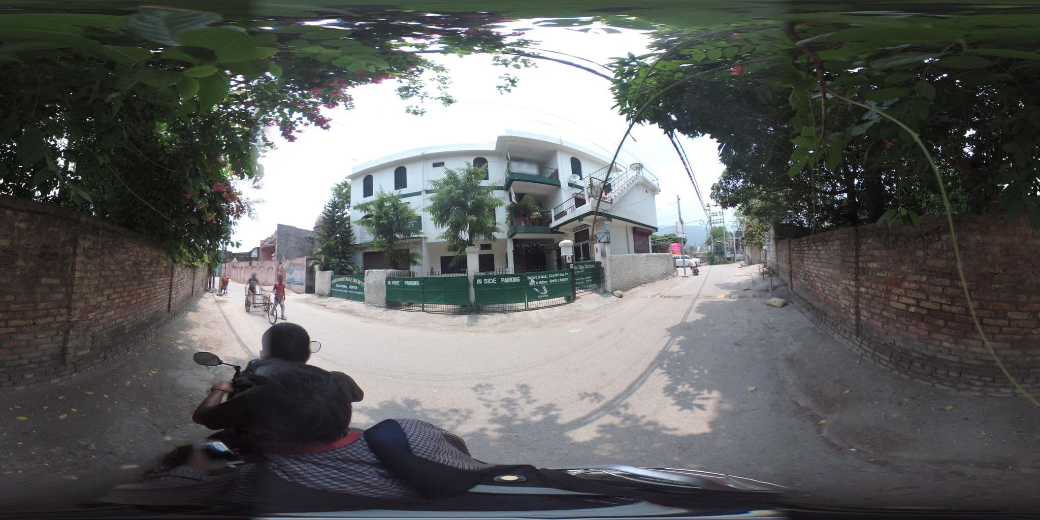 Street view near Laxmi Lodge, Rishīkesh