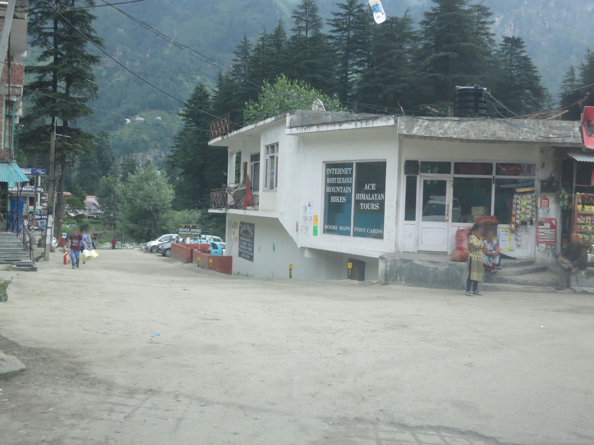 Street view near Gaurav, Kulu