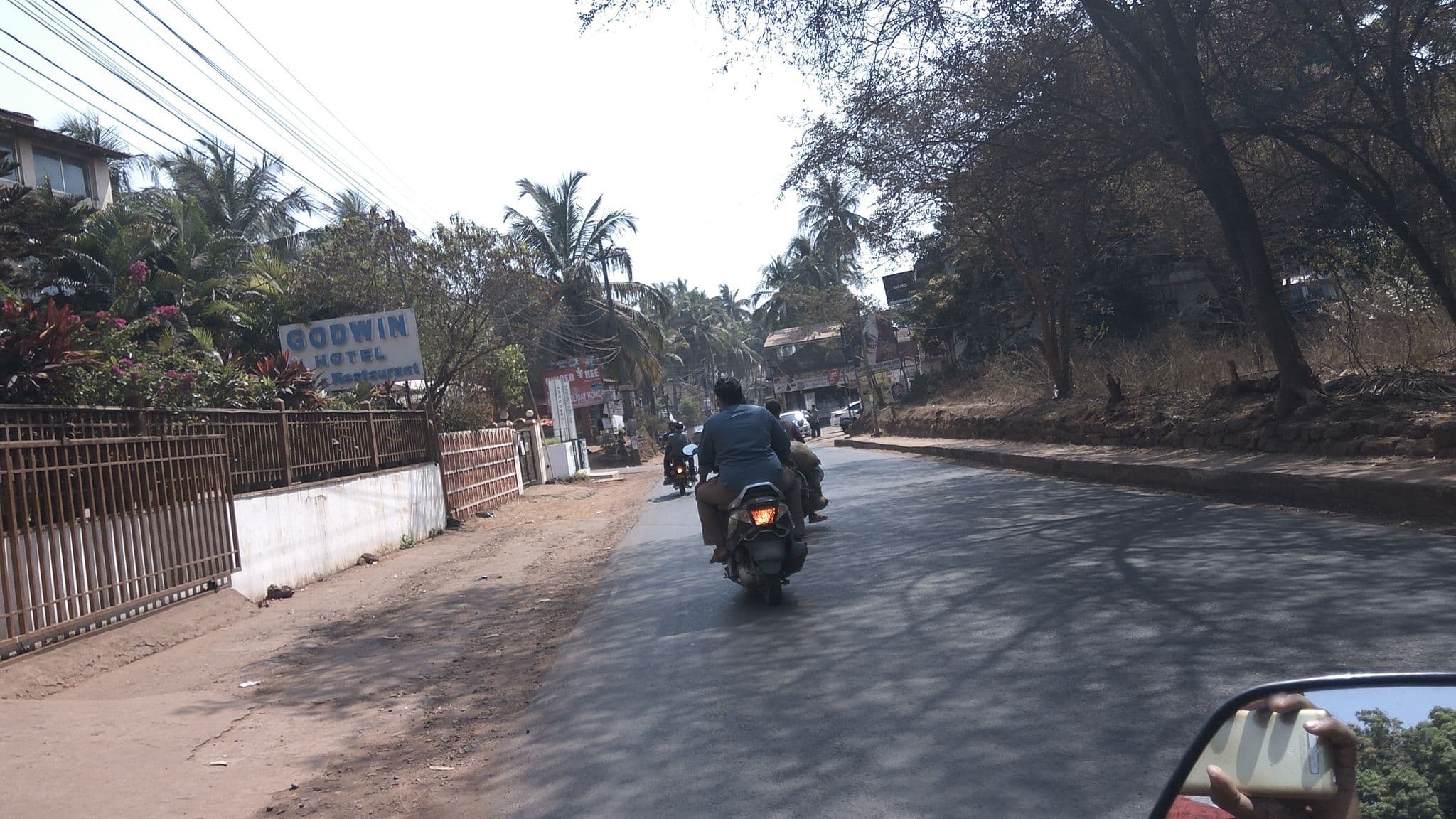 Street view near Godwin Hotel, Candolim — © natarajakaveeti (CC BY-SA · Mapillary)