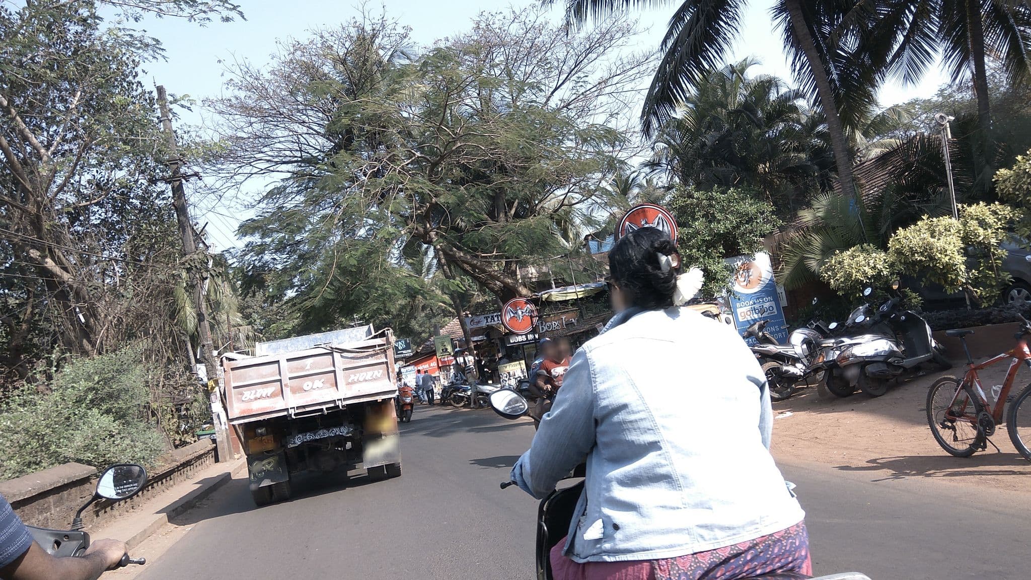 Street view near Le Seasons Beach Resort, Candolim — © natarajakaveeti (CC BY-SA · Mapillary)