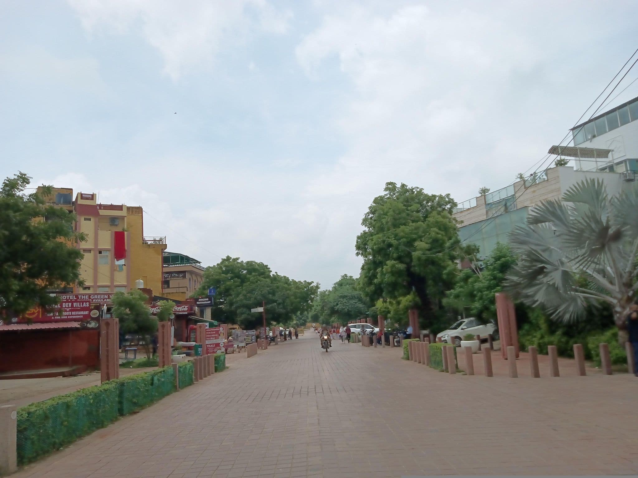 Street view near Hotel Taj Resorts, Agra — © maheshika (CC BY-SA · Mapillary)