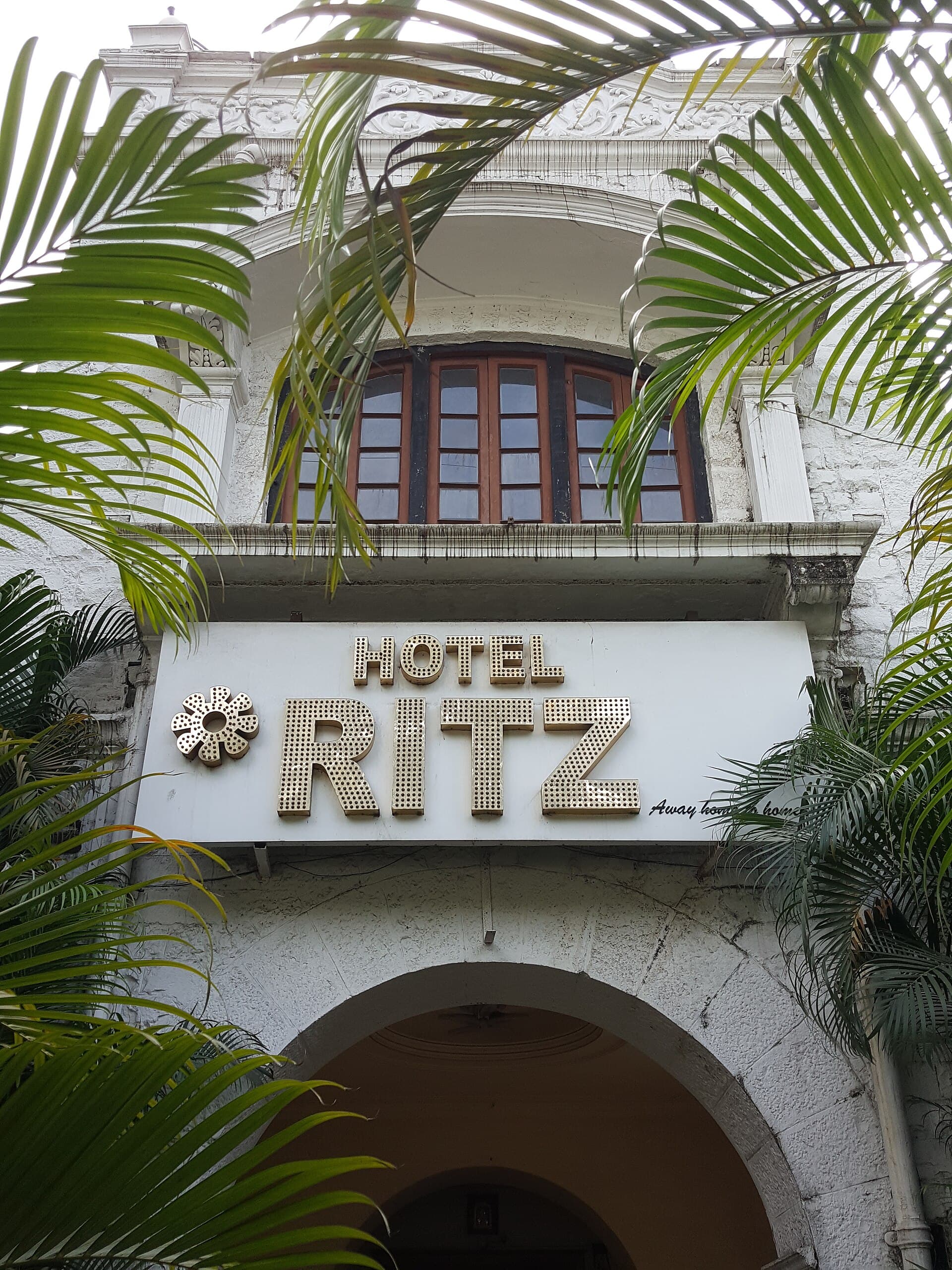 Ritz Hotel (via Wikimedia Commons, CC BY-SA 4.0)