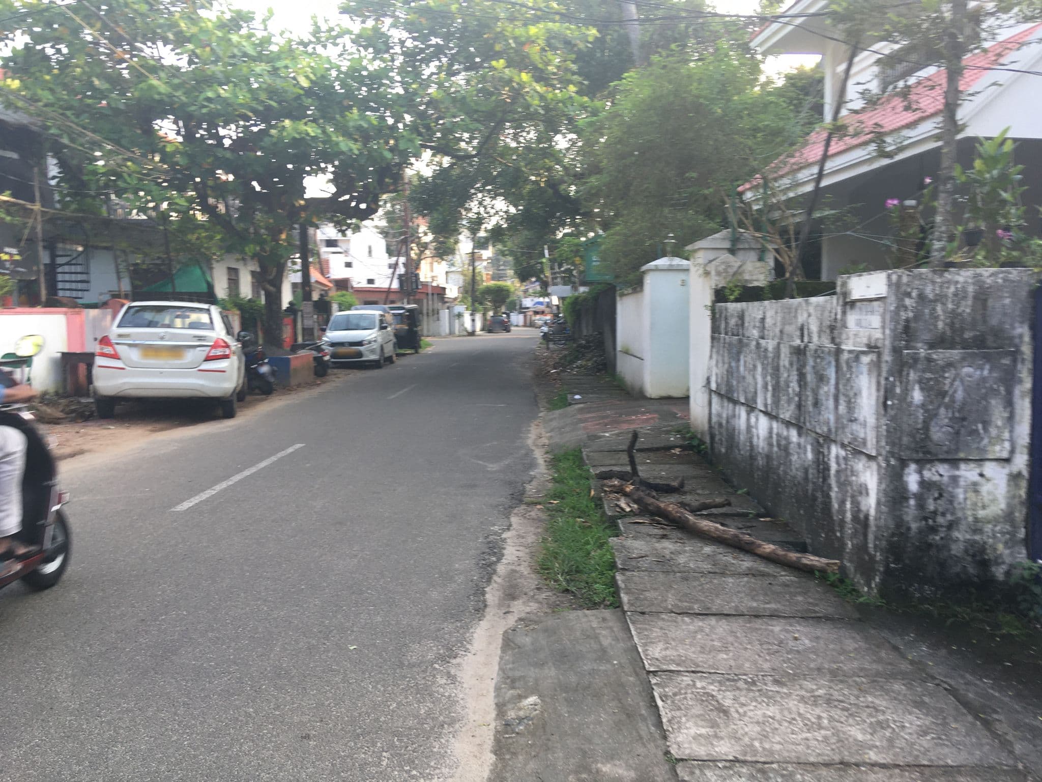 Street view near Paradise Inn rooms and La Pillote cafe, Vypīn
