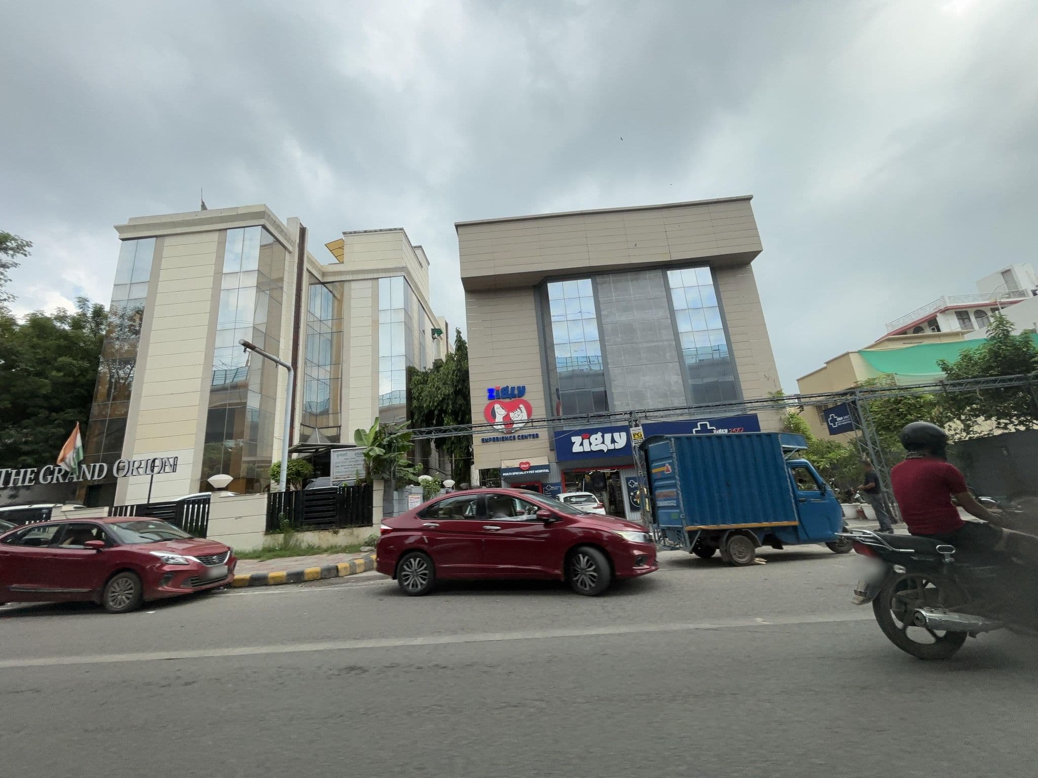 Street view near Clark's Inn, Kotla Mahigiran — © robot8a (CC BY-SA · Mapillary)