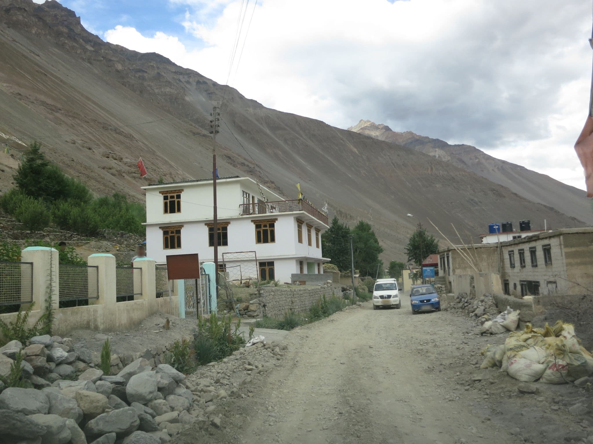 Street view near Tow Dhey Himalaya Hotel & Restaurant, Sarāhan — © lto (CC BY-SA · Mapillary)