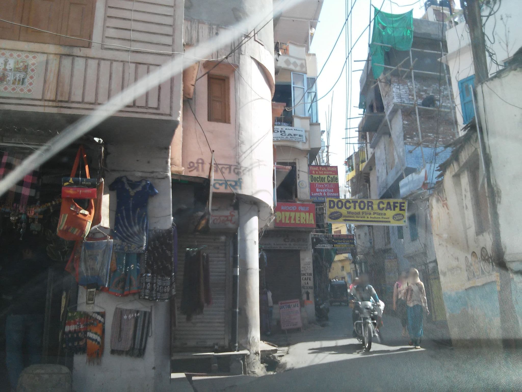 Street view near Pichola Haveli, Udaipur