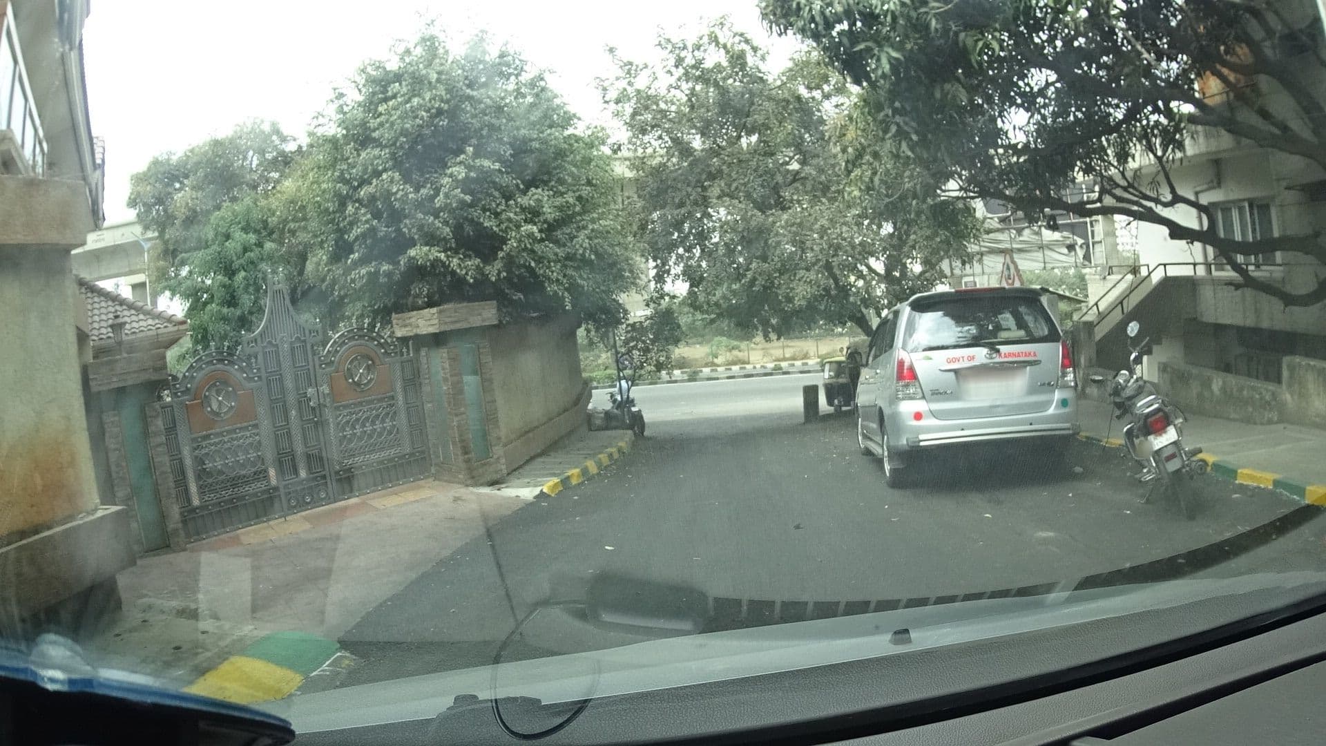 Street view near Hotel Vande Matharam, Bengaluru