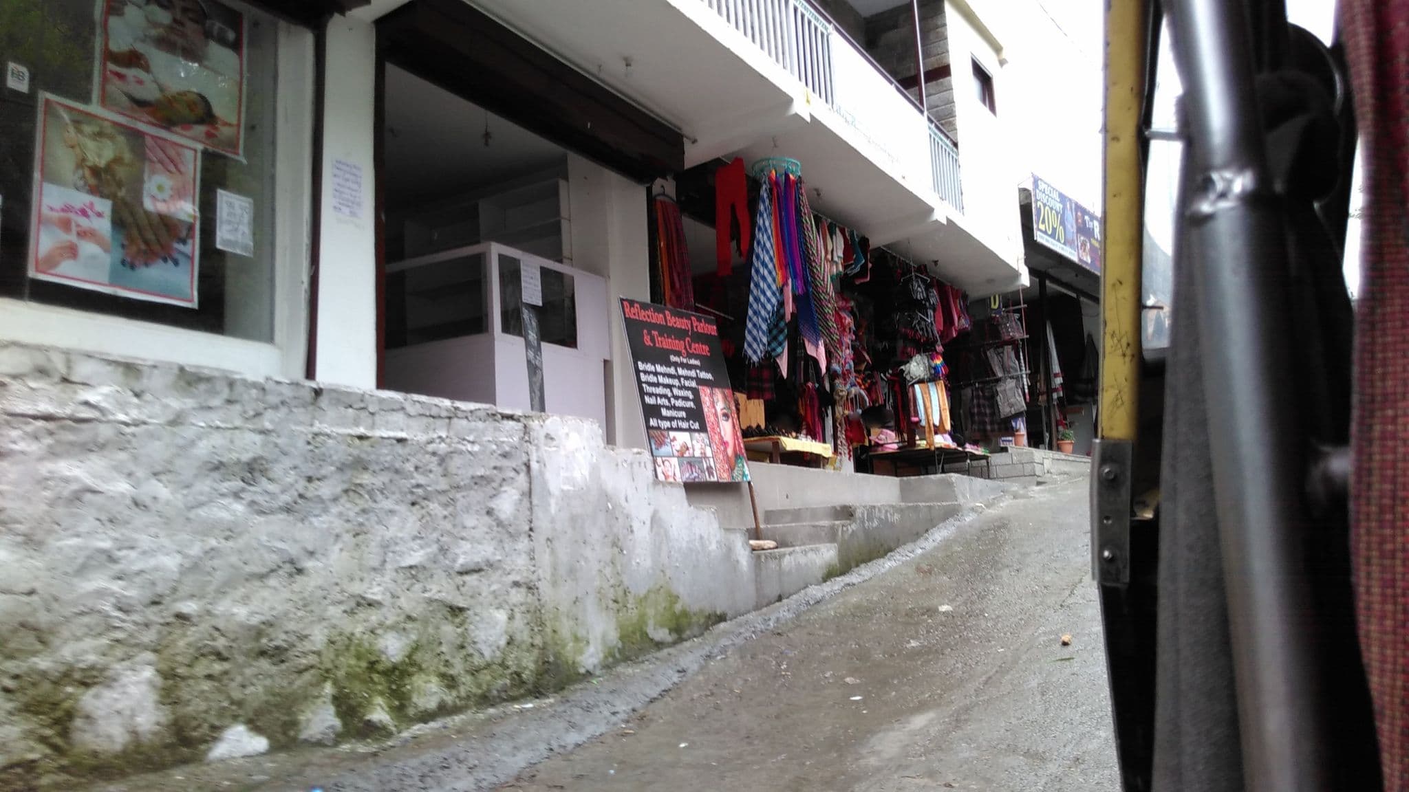 Street view near Vashisht homestay, Kulu