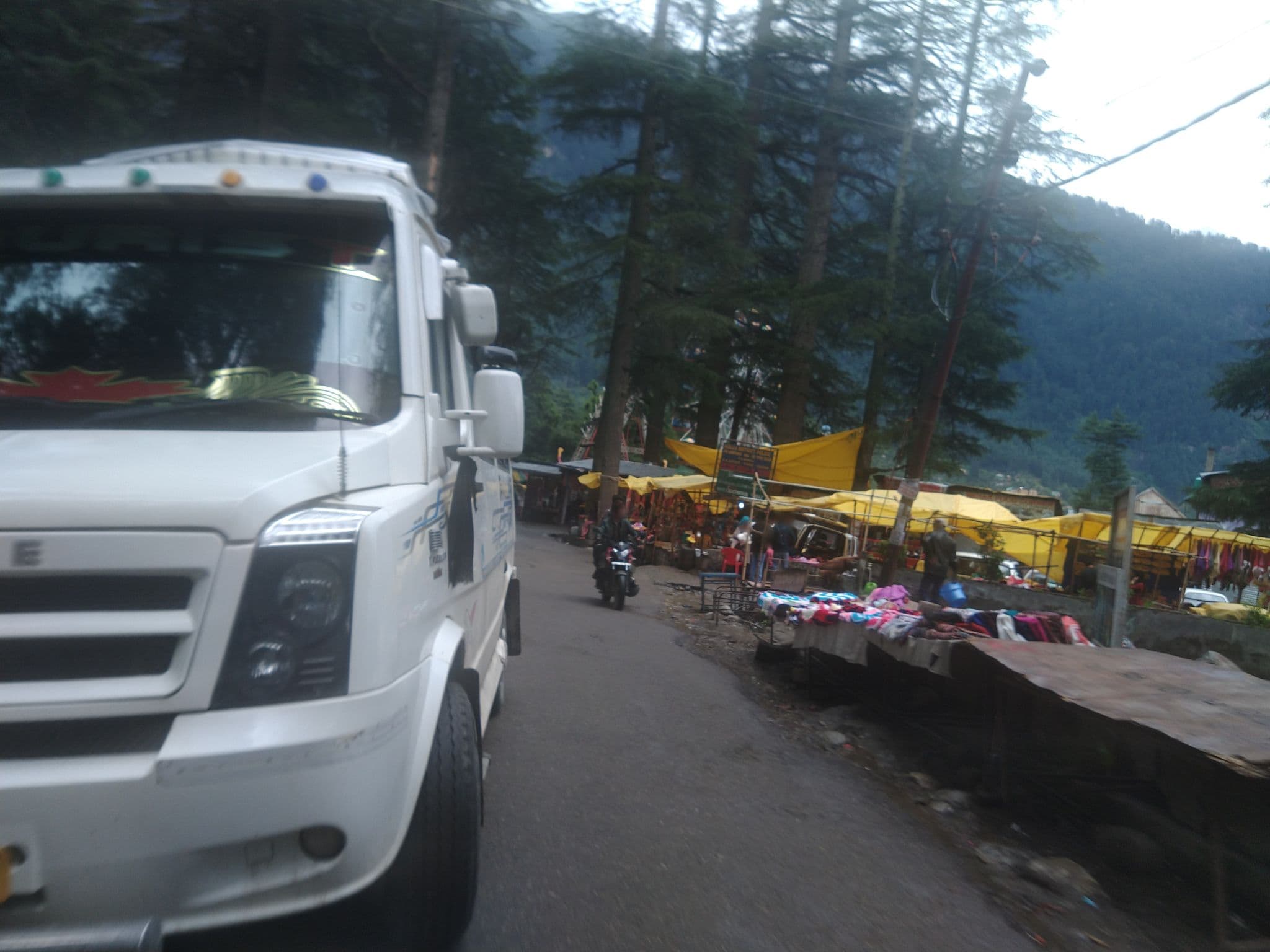 Street view near Ferris wheel, Kulu