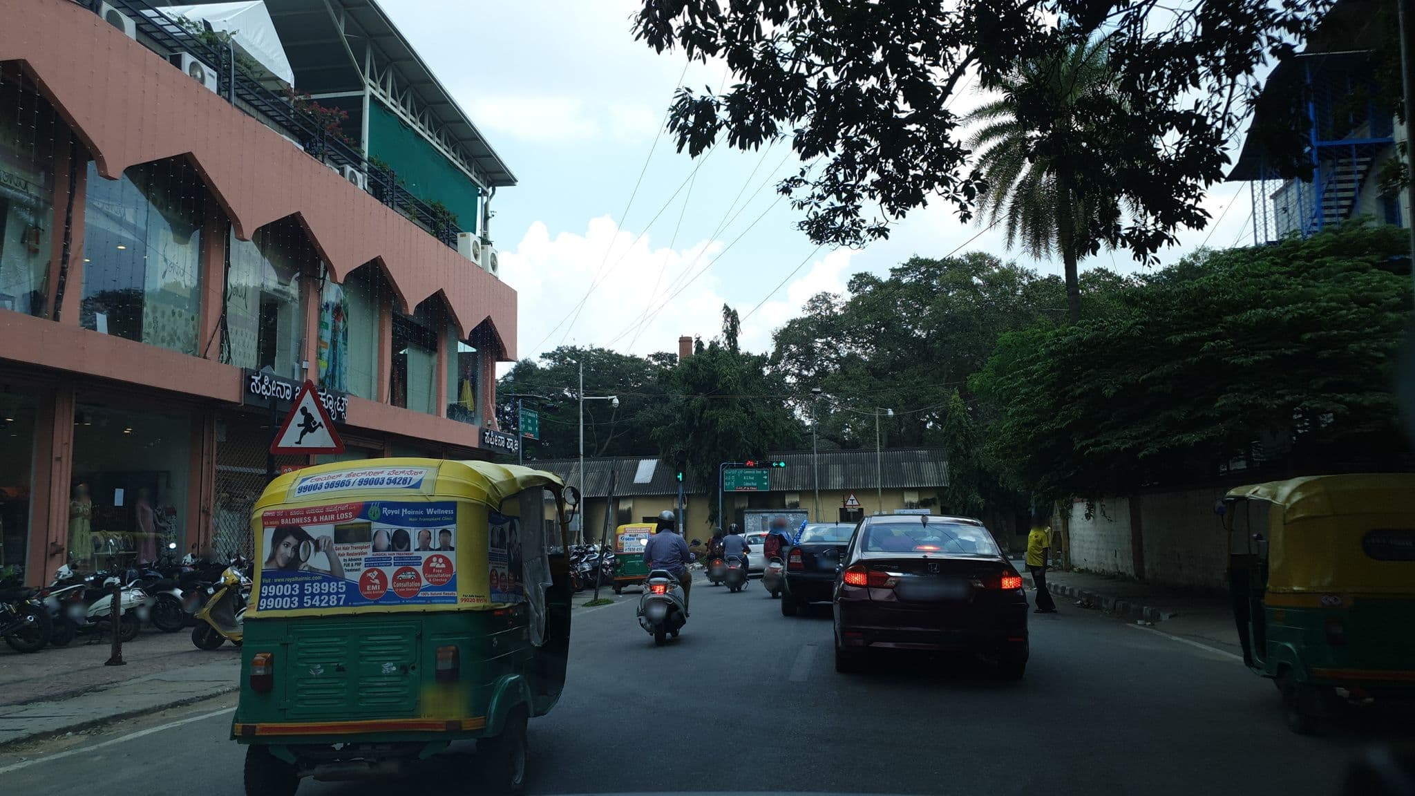 Street view near Bangalore YWCA, Bengaluru