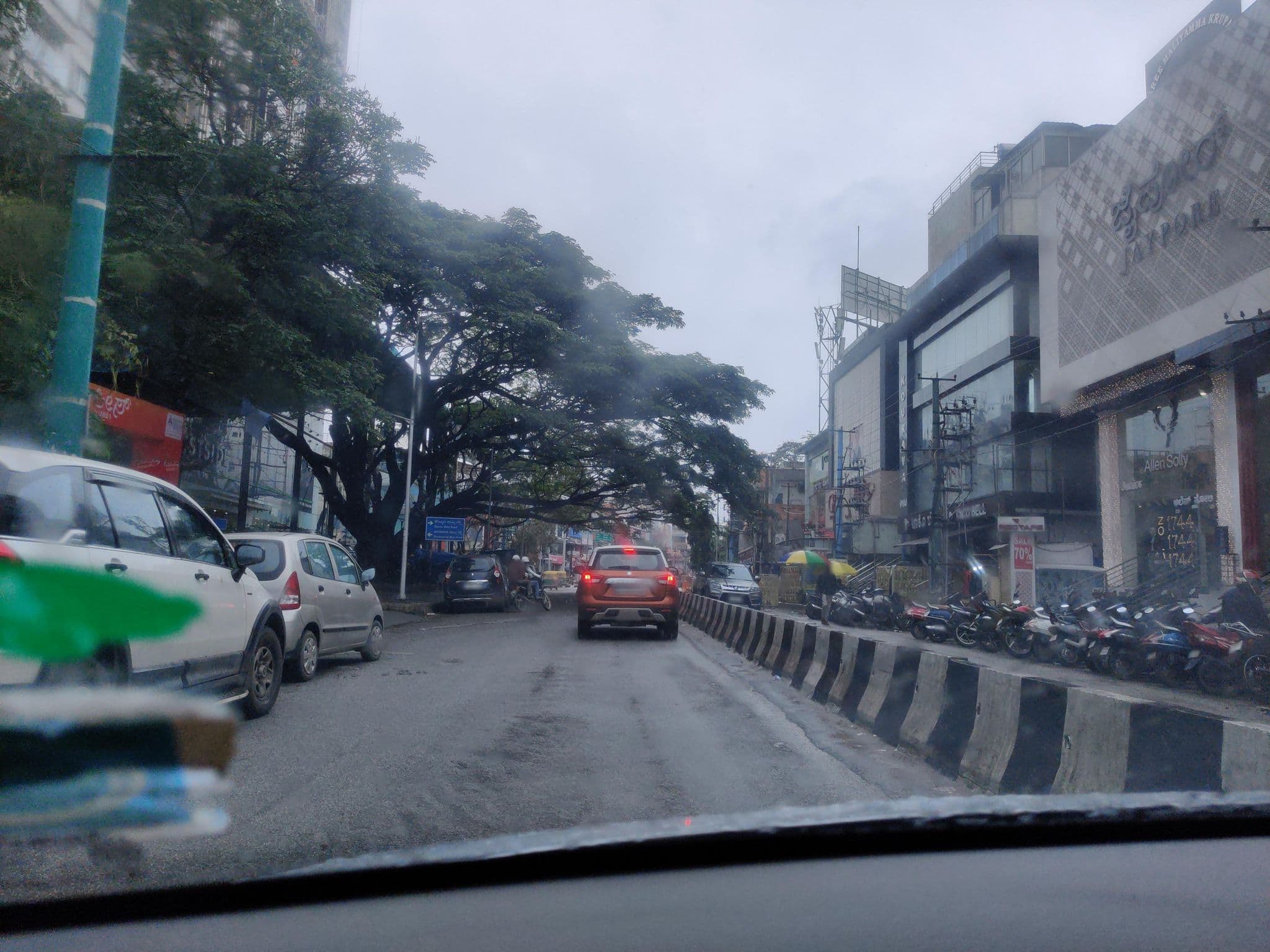 Street view near Woodland, Bengaluru