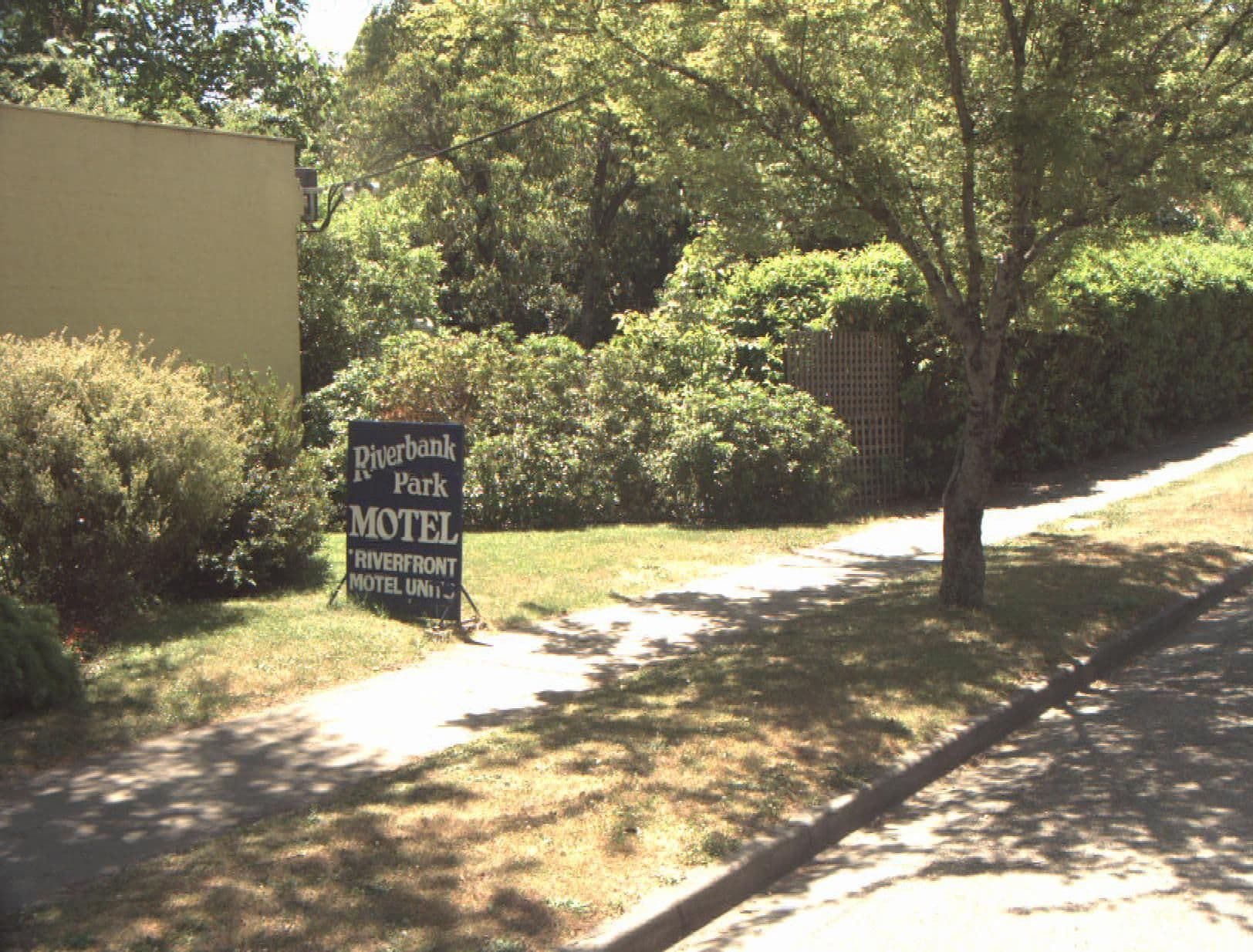 Street view near Riverbank Park Motel, Bright — © vicroads (CC BY-SA · Mapillary)