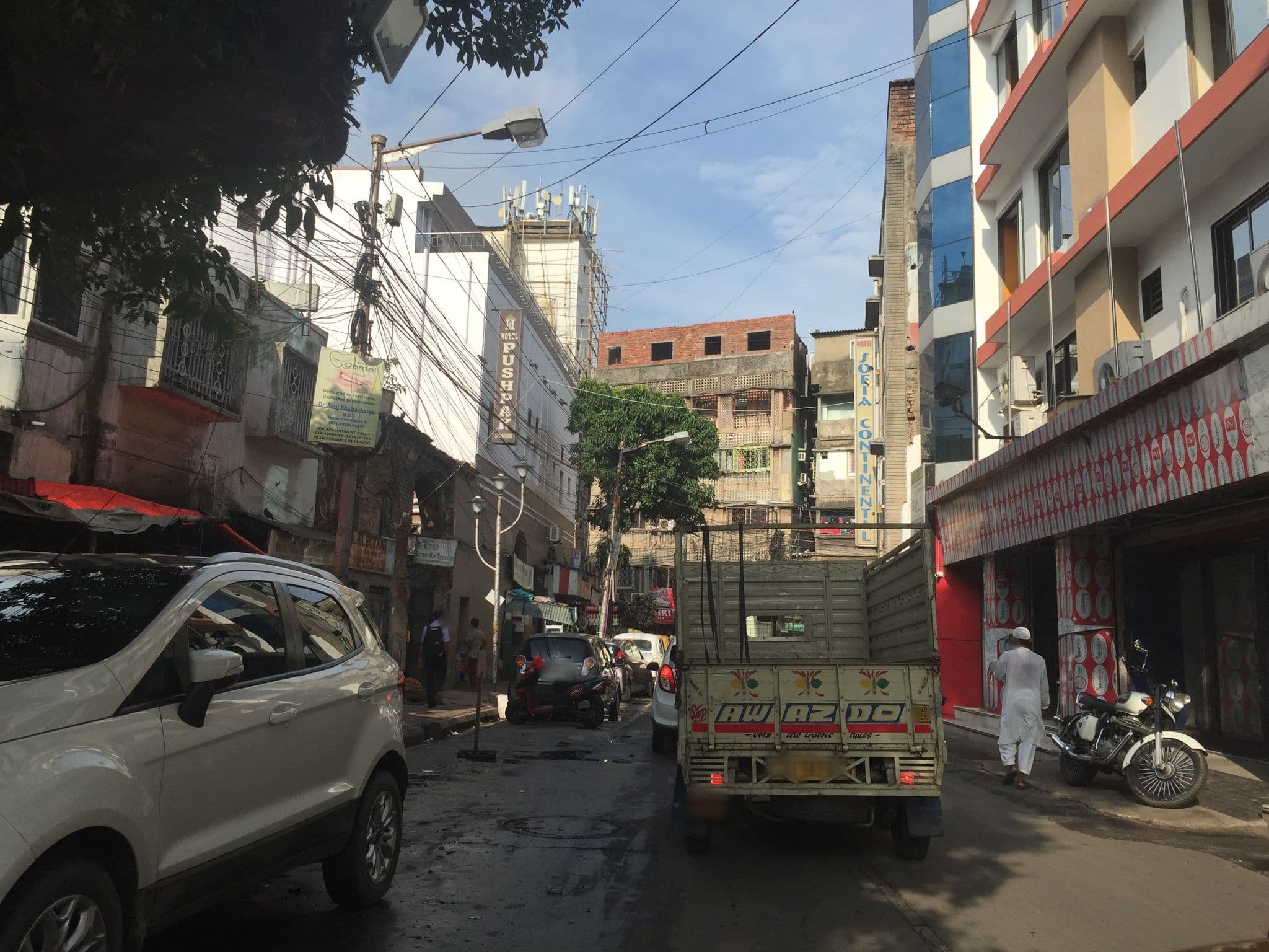 Street view near Hotel Neelam, Kolkata — © infolimon (CC BY-SA · Mapillary)