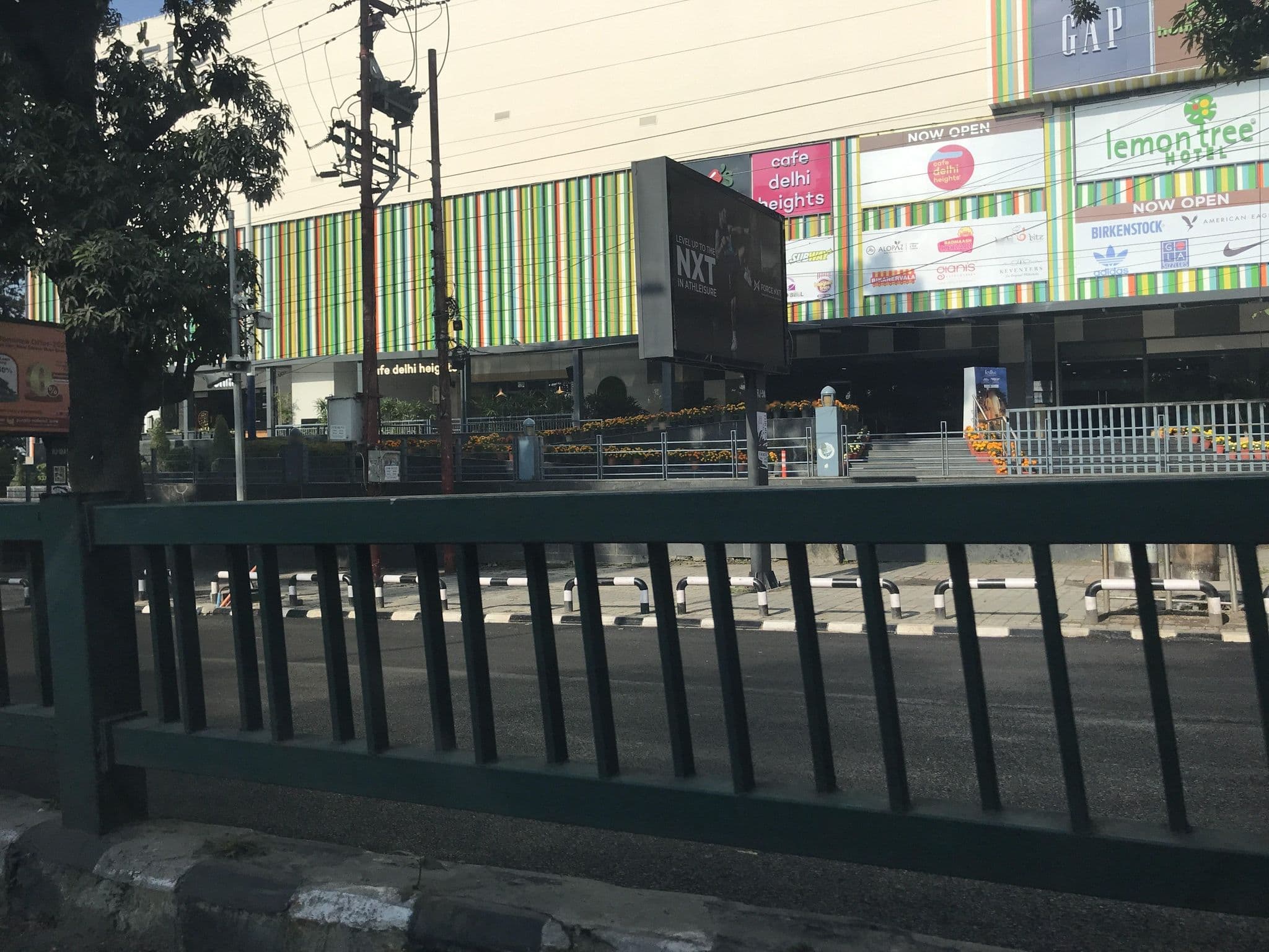 Street view near Lemontree Hotel, Dehradun — © miguel_andrade (CC BY-SA · Mapillary)