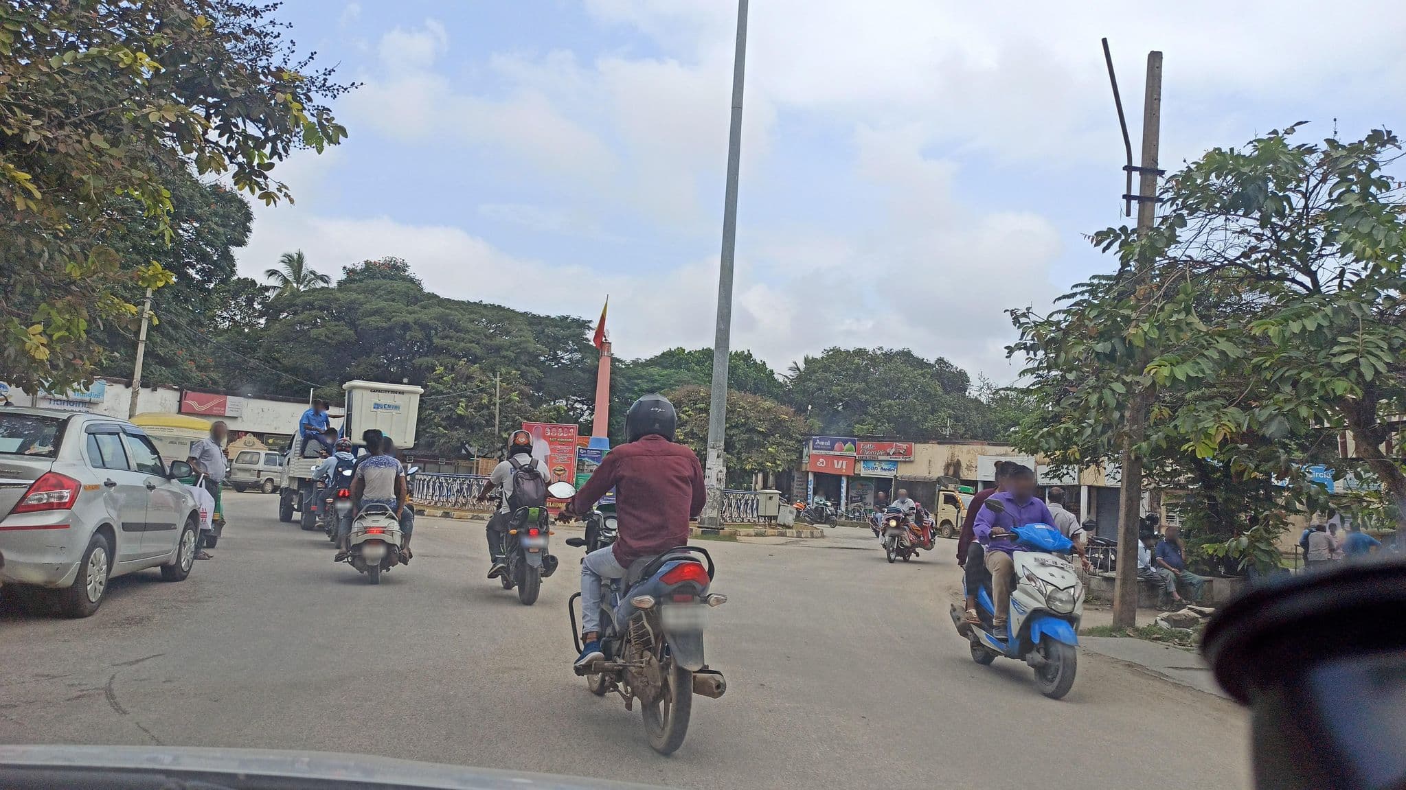 Street view near New Brindavan Hotel, Bengaluru