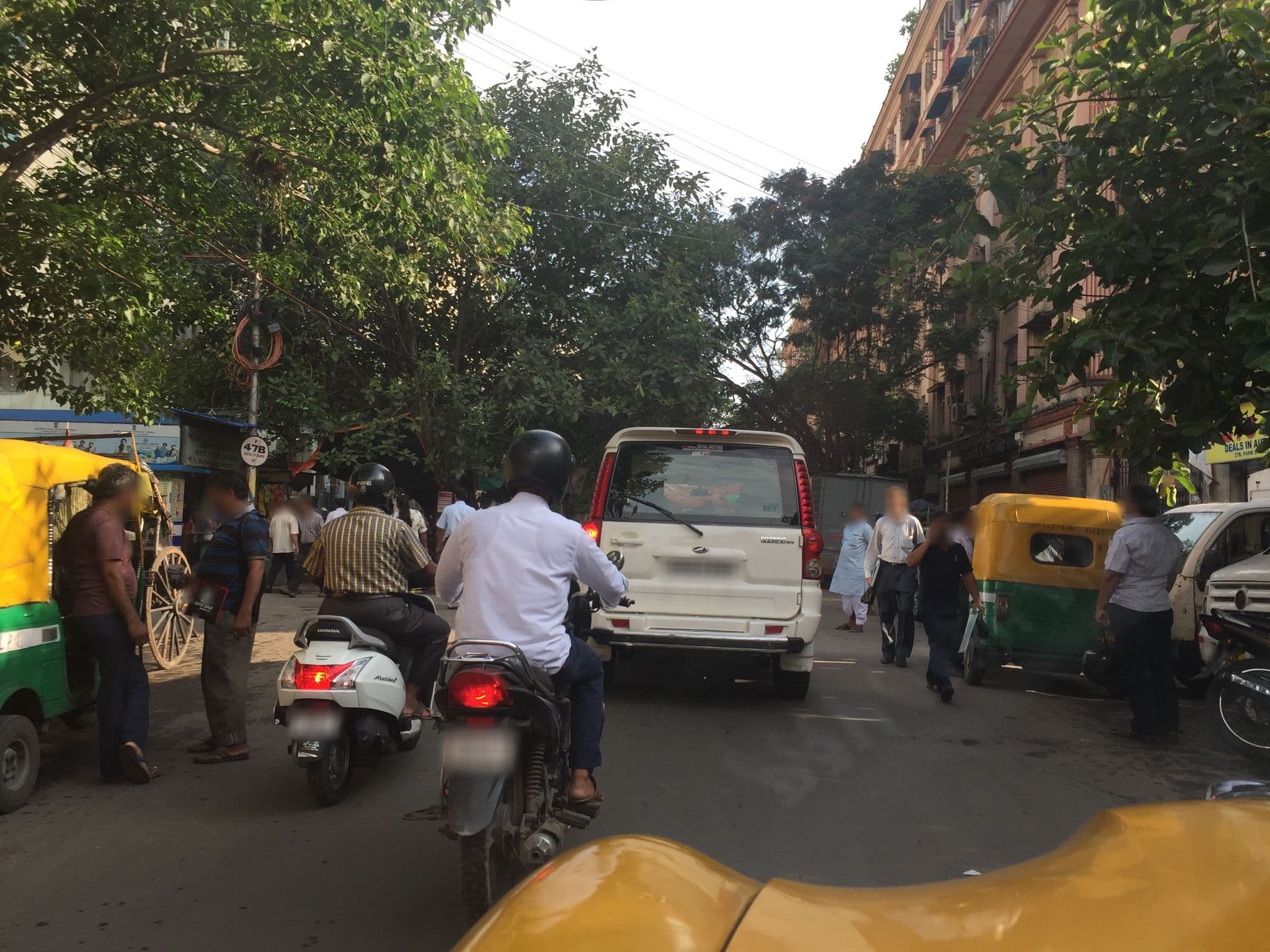 Street view near Park Victoria Guest House, Kolkata — © infolimon (CC BY-SA · Mapillary)