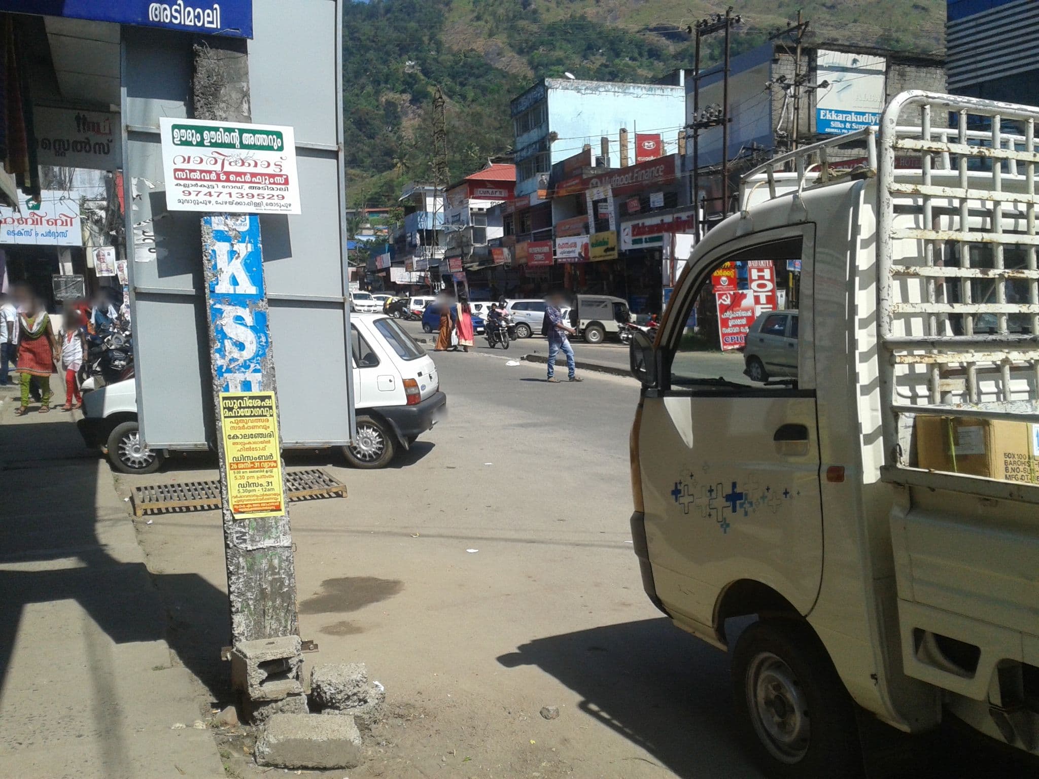 Street view near Mezban Hotel, Munnar