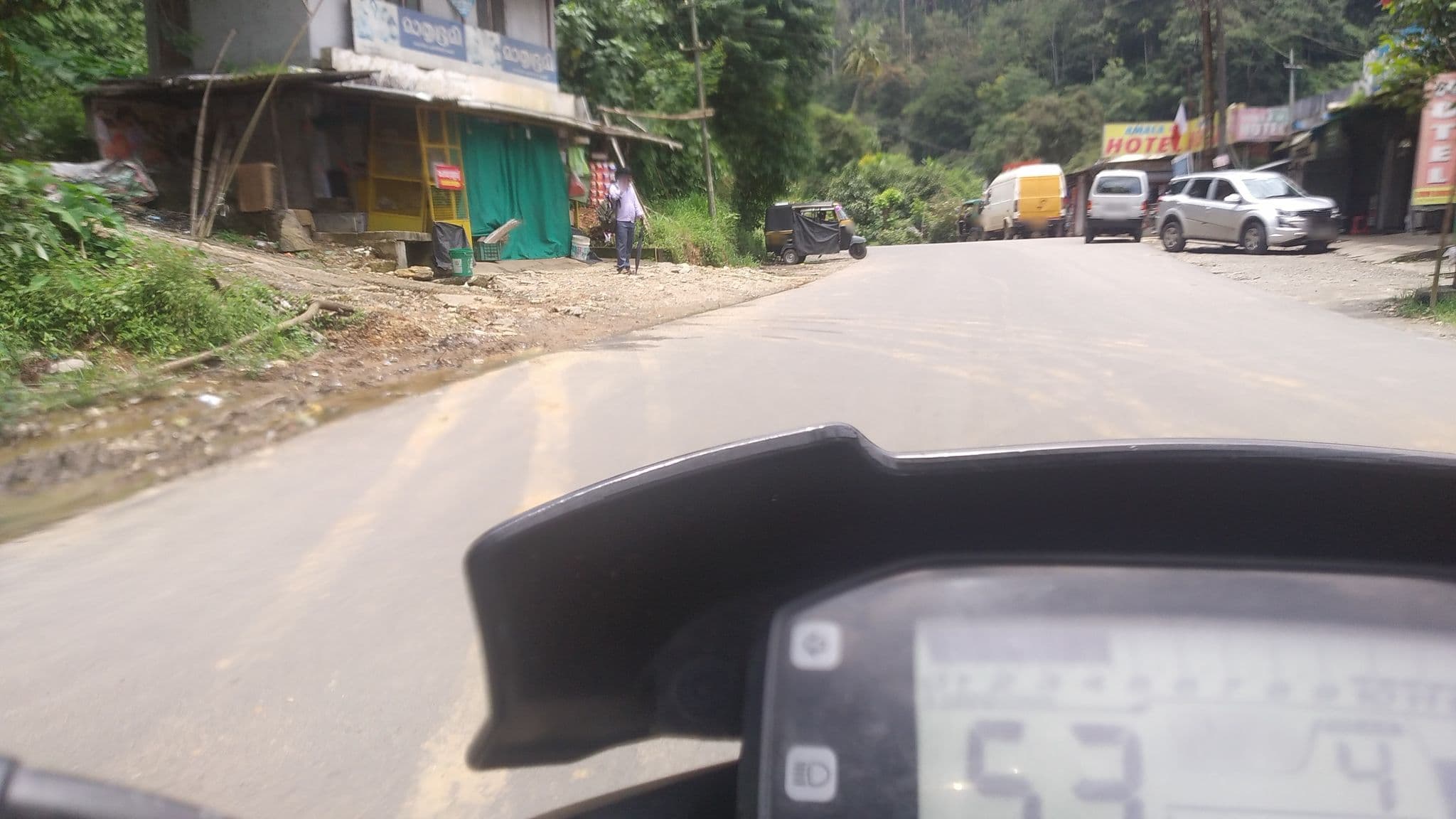 Street view near Achoos Hotel, Munnar