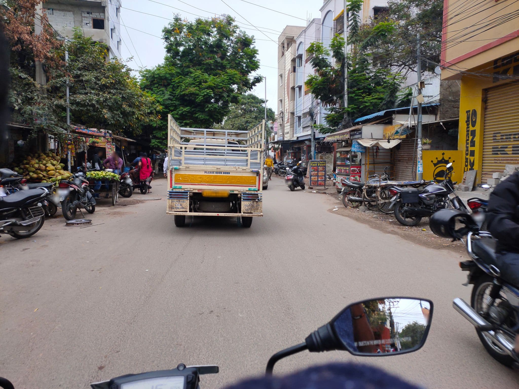 Street view near Tiffen center, Kukatpally
