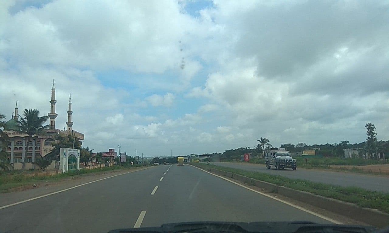 Street view near OYO 44077 Vaishnavi Lodging And Boarding, Hubballi — © natarajakaveeti (CC BY-SA · Mapillary)