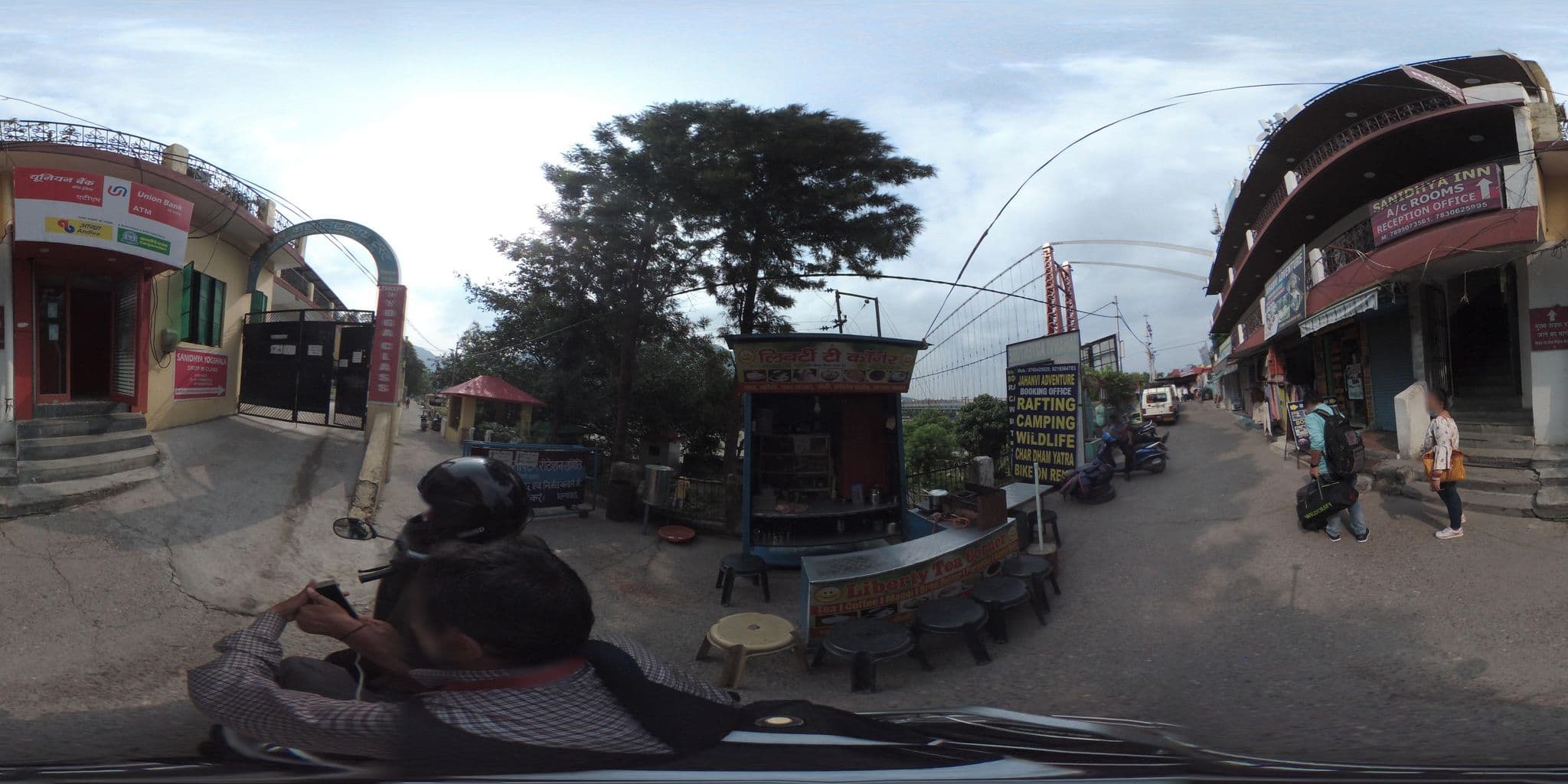 Street view near Sanidhya Inn, Rishīkesh