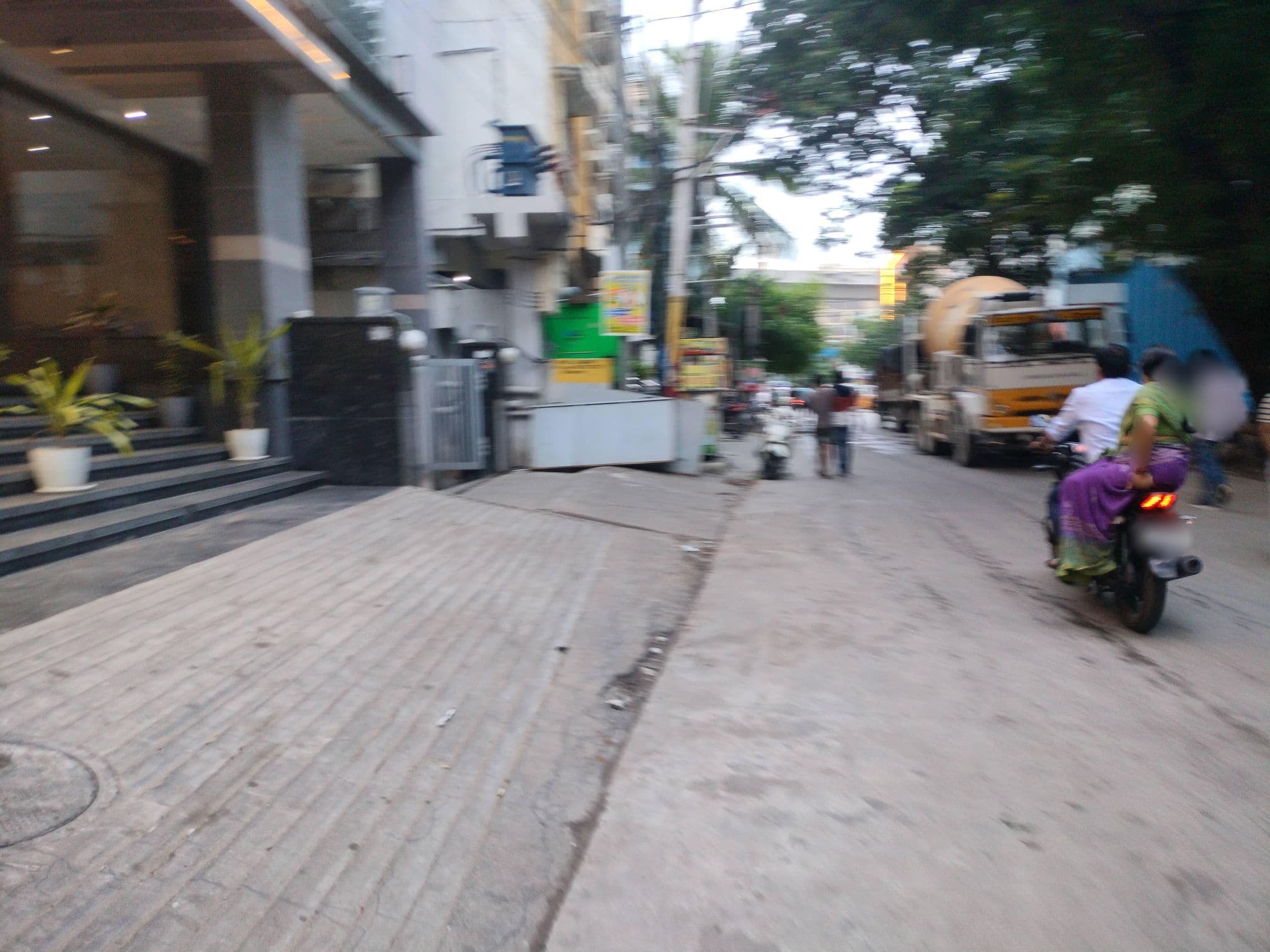 Street view near Sri Raghavendra Tiffins, Rāniganj — © sridhar06 (CC BY-SA · Mapillary)
