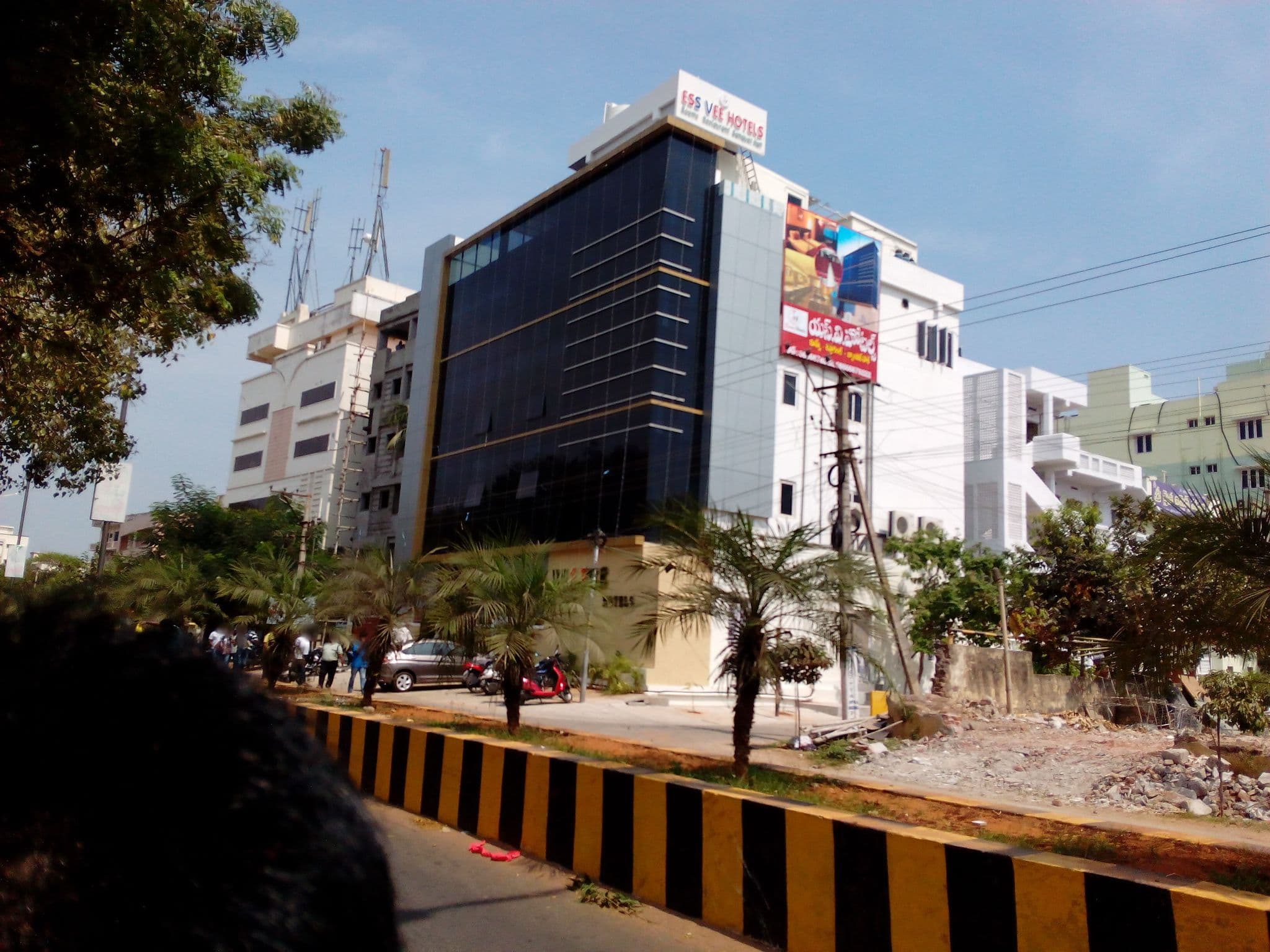Street view near The Eden Park Boutique Hotel, Vijayawada — © bhaskar (CC BY-SA · Mapillary)