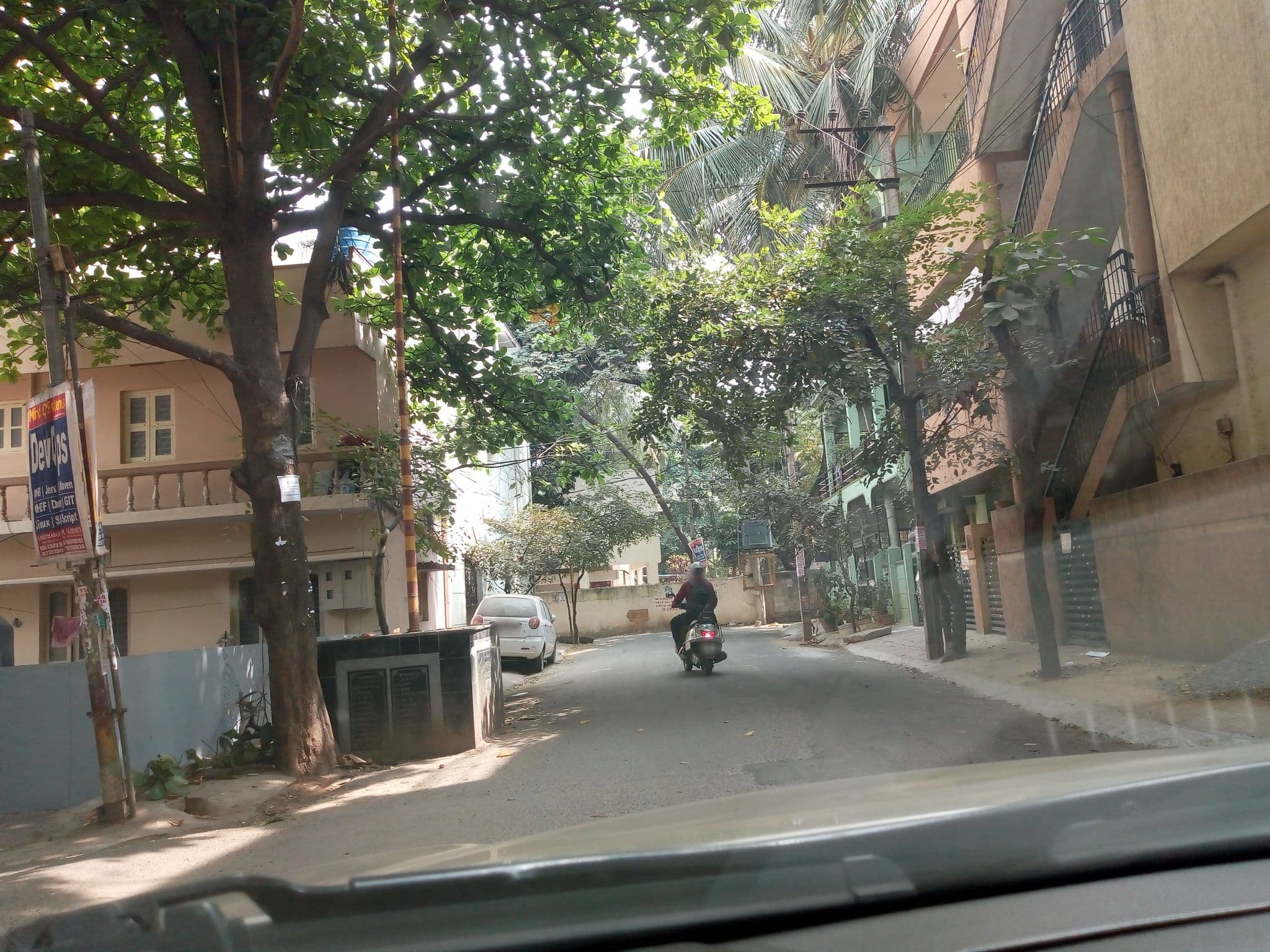 Street view near Patna Wale, Bengaluru