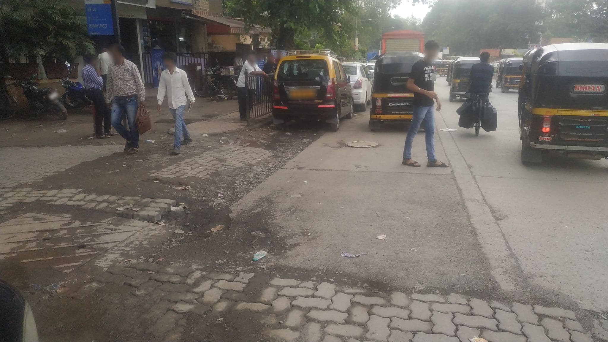 Street view near Hotel Dwarka, Mumbai — © tahreer (CC BY-SA · Mapillary)