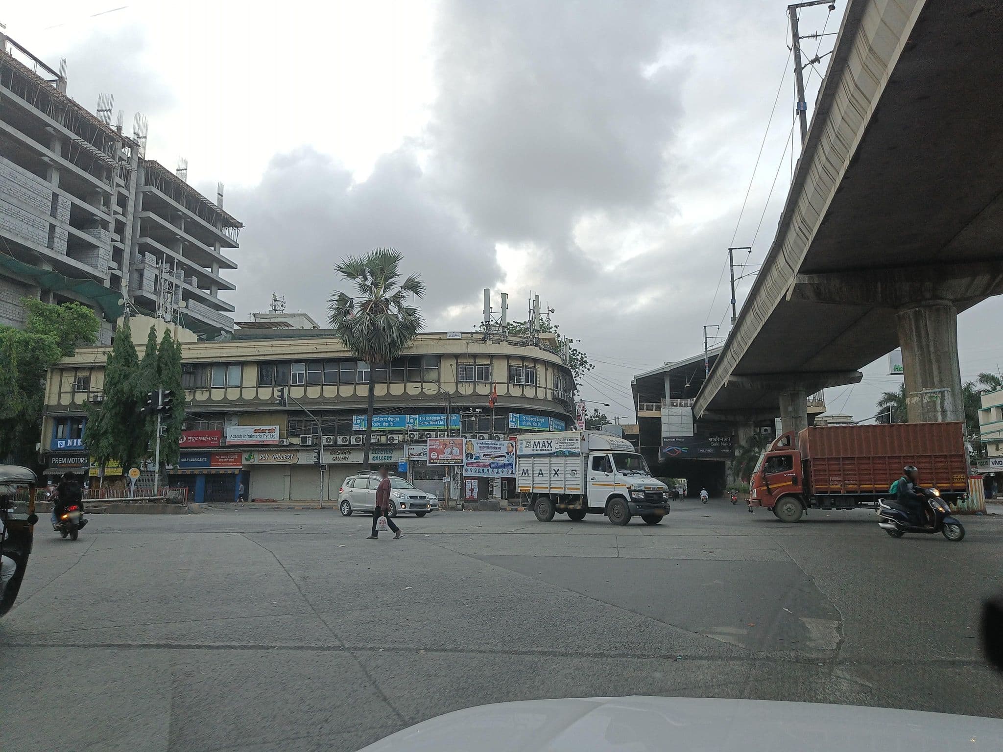 Street view near Mumbai Metro-The Excecutive, Powai — © varunbhakhri (CC BY-SA · Mapillary)