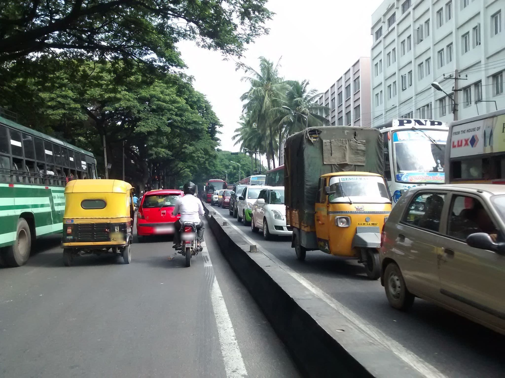 Street view near Shanthi Rooms, Bengaluru