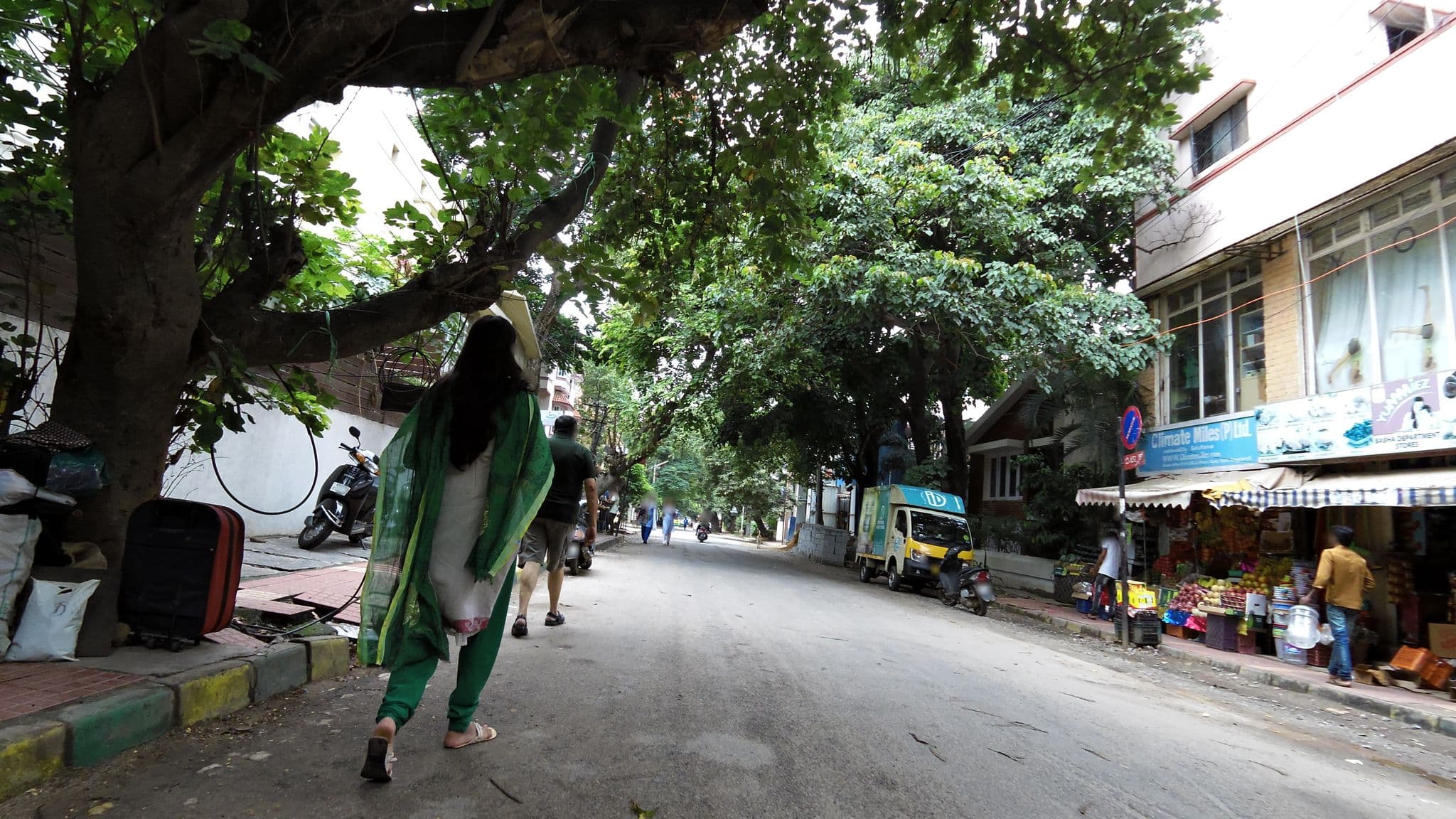 Street view near Tavizoe Stays, Bengaluru