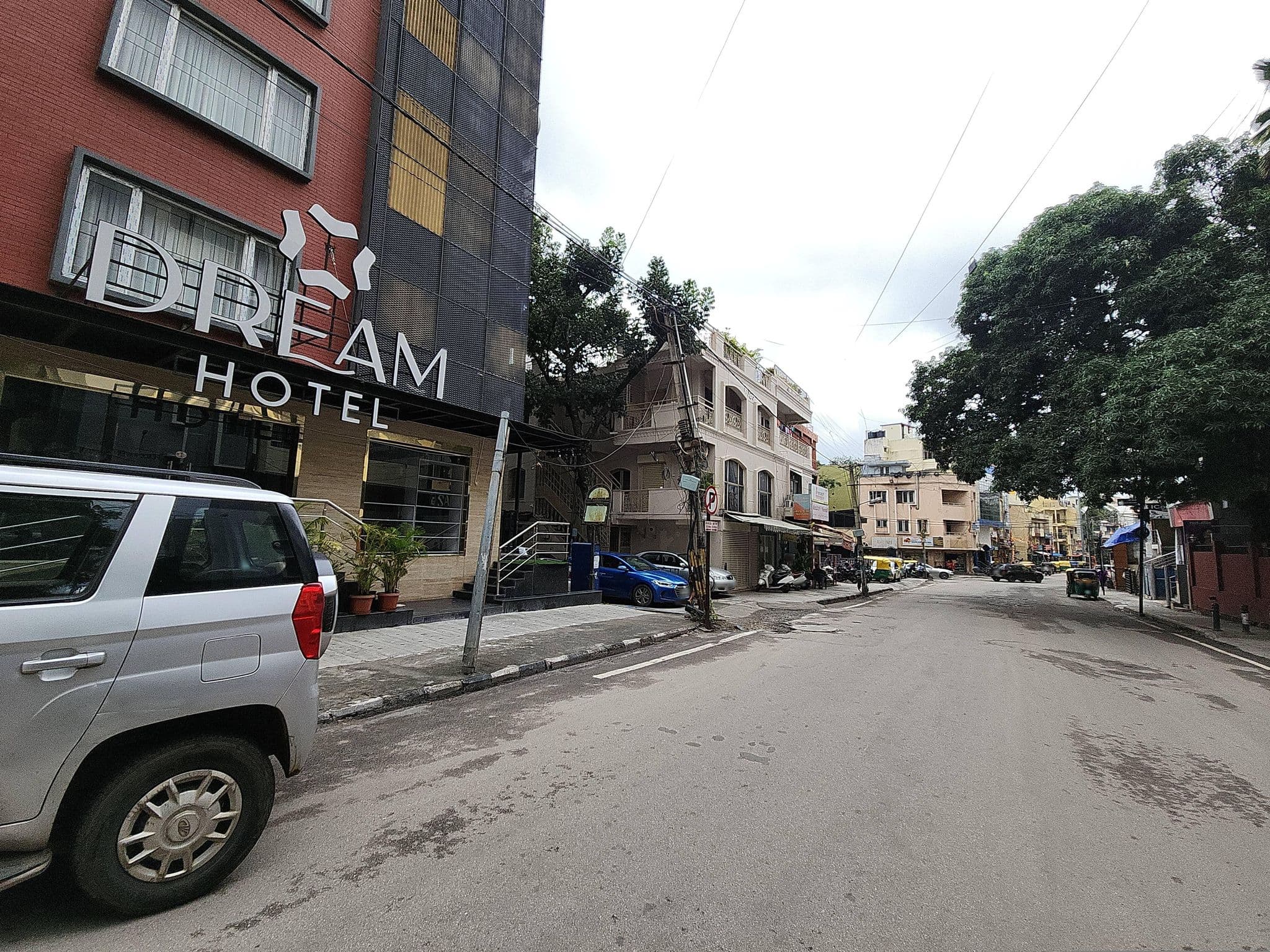 Street view near Dream Hotel, Bengaluru
