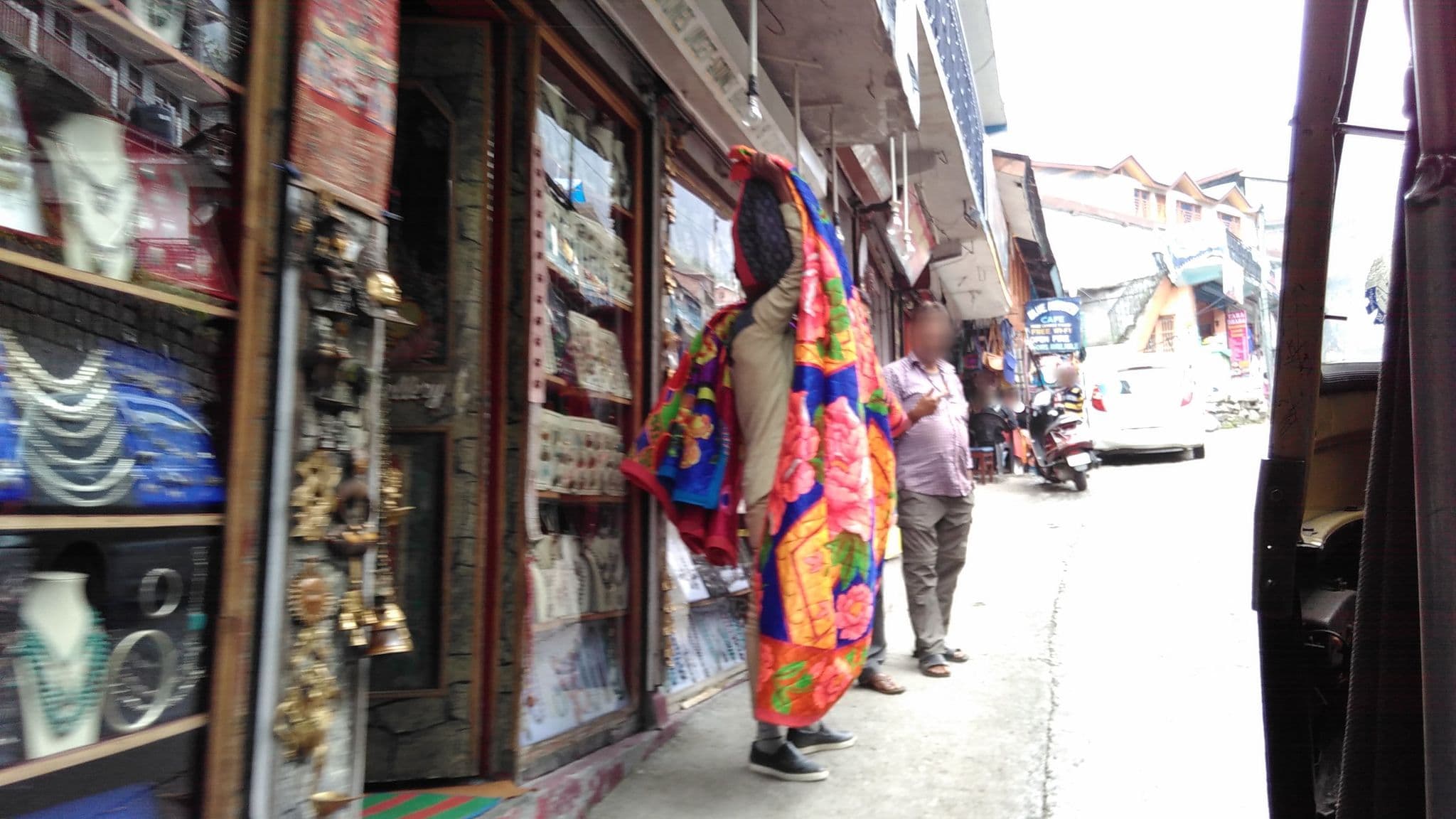 Street view near Vagabond, Kulu