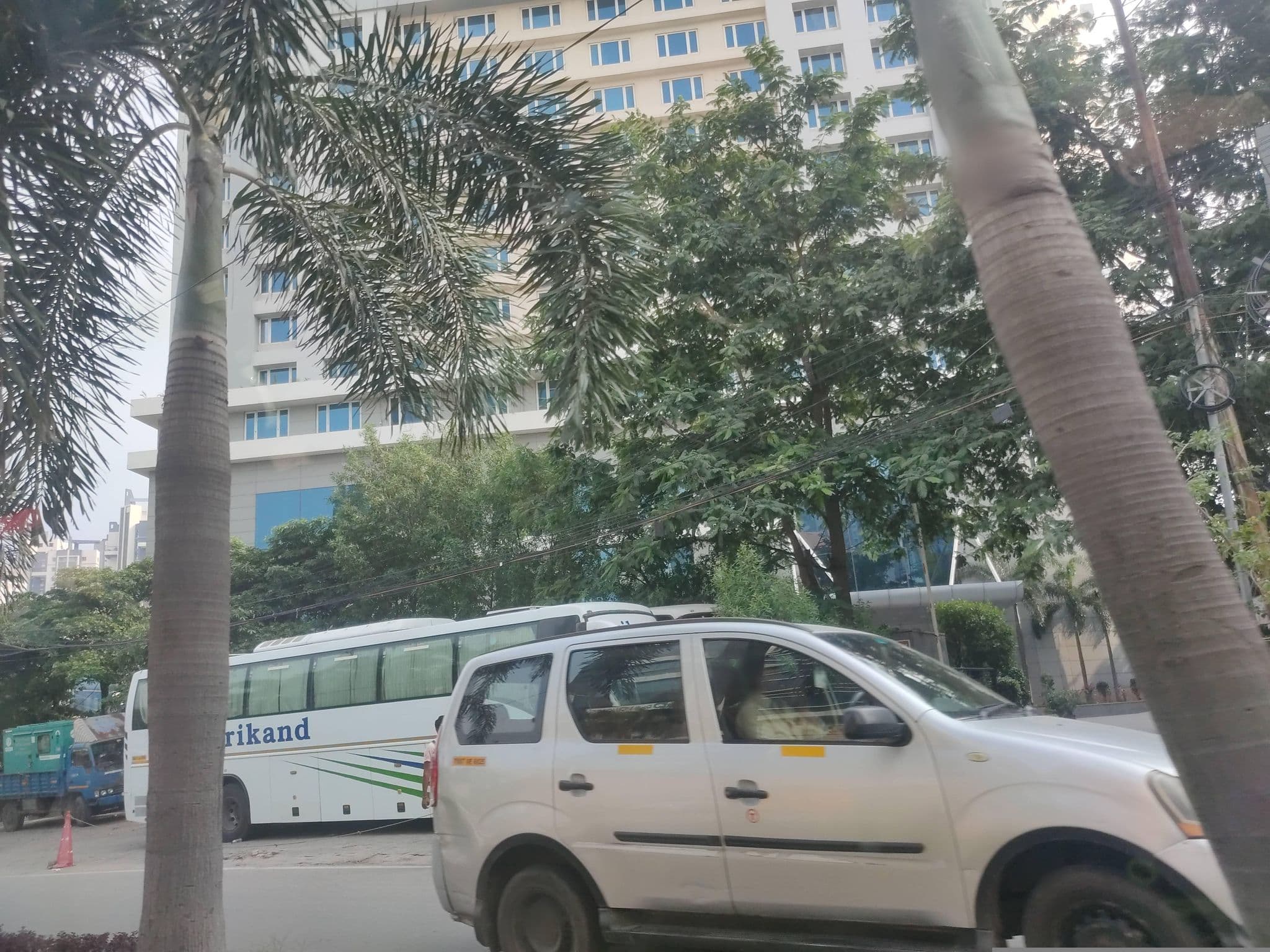 Street view near Bloom Hotel DLF Road, Nārsingi — © Swaroop123 (CC BY-SA · Mapillary)