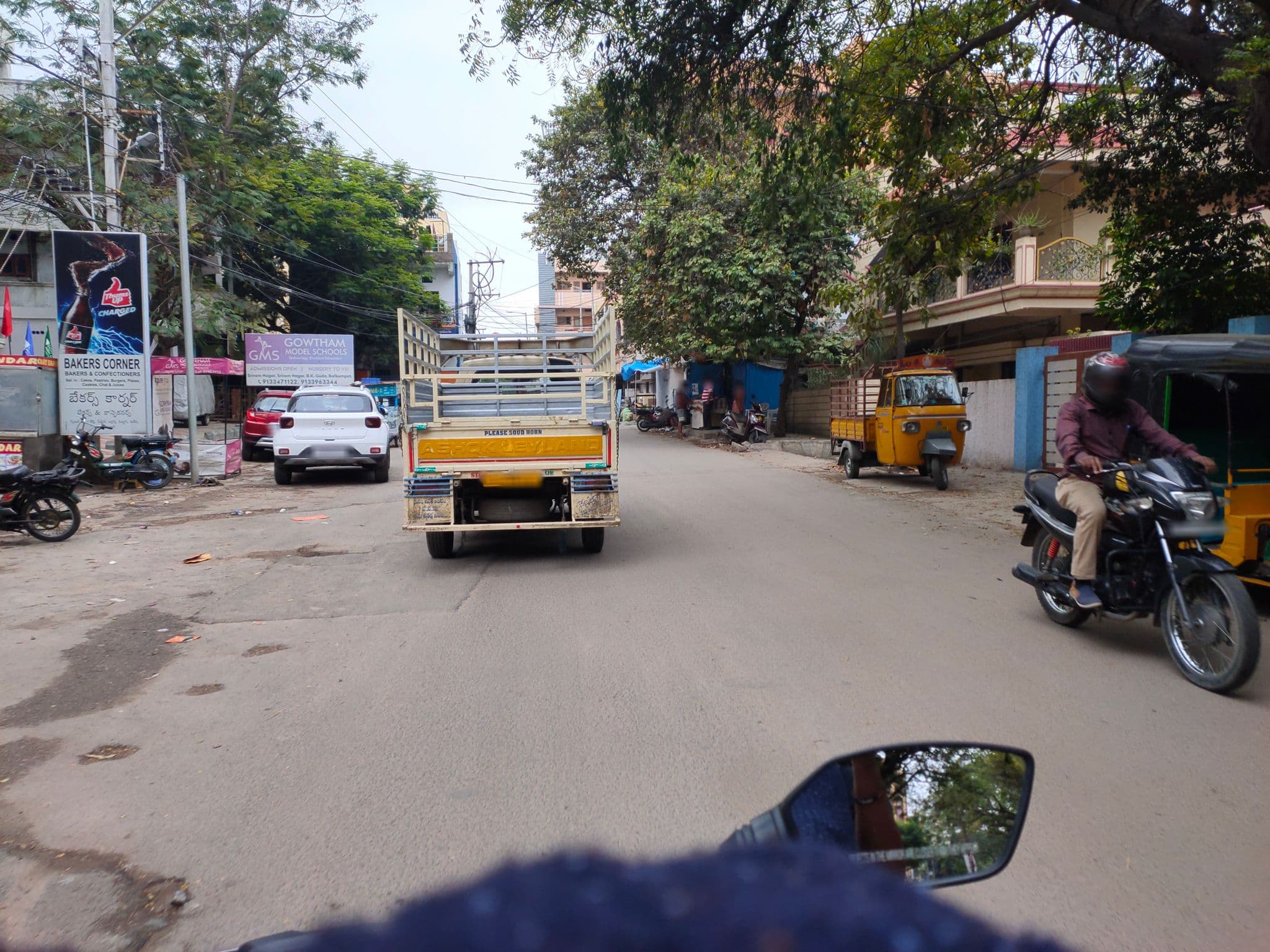Street view near Devashrey hostel - Elite, Kukatpally