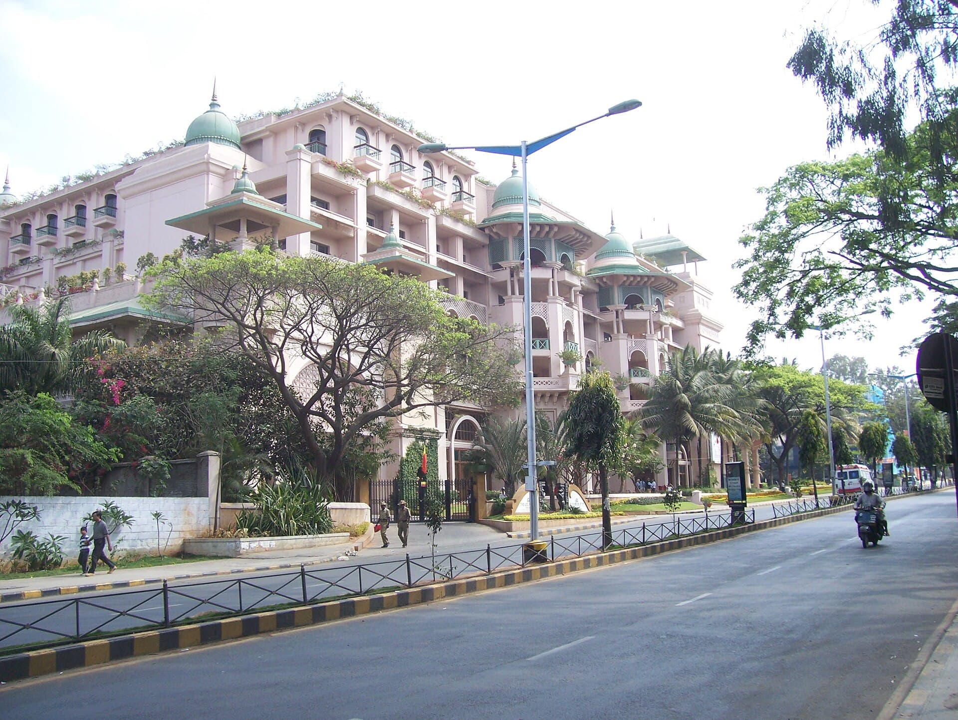 Leela Palace (via Wikimedia Commons, CC BY 2.5)