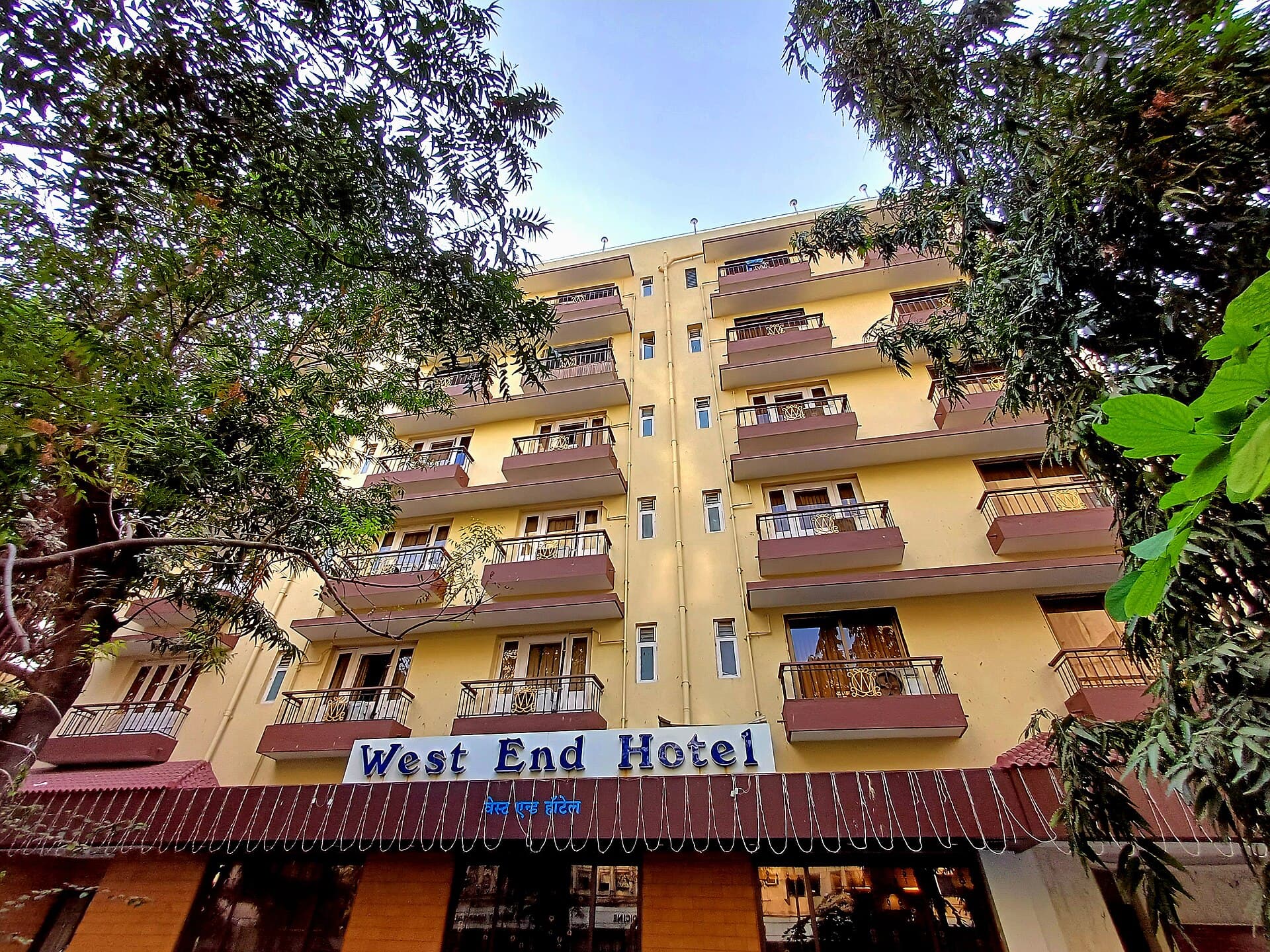 West End Hotel (via Wikimedia Commons, CC BY 4.0)